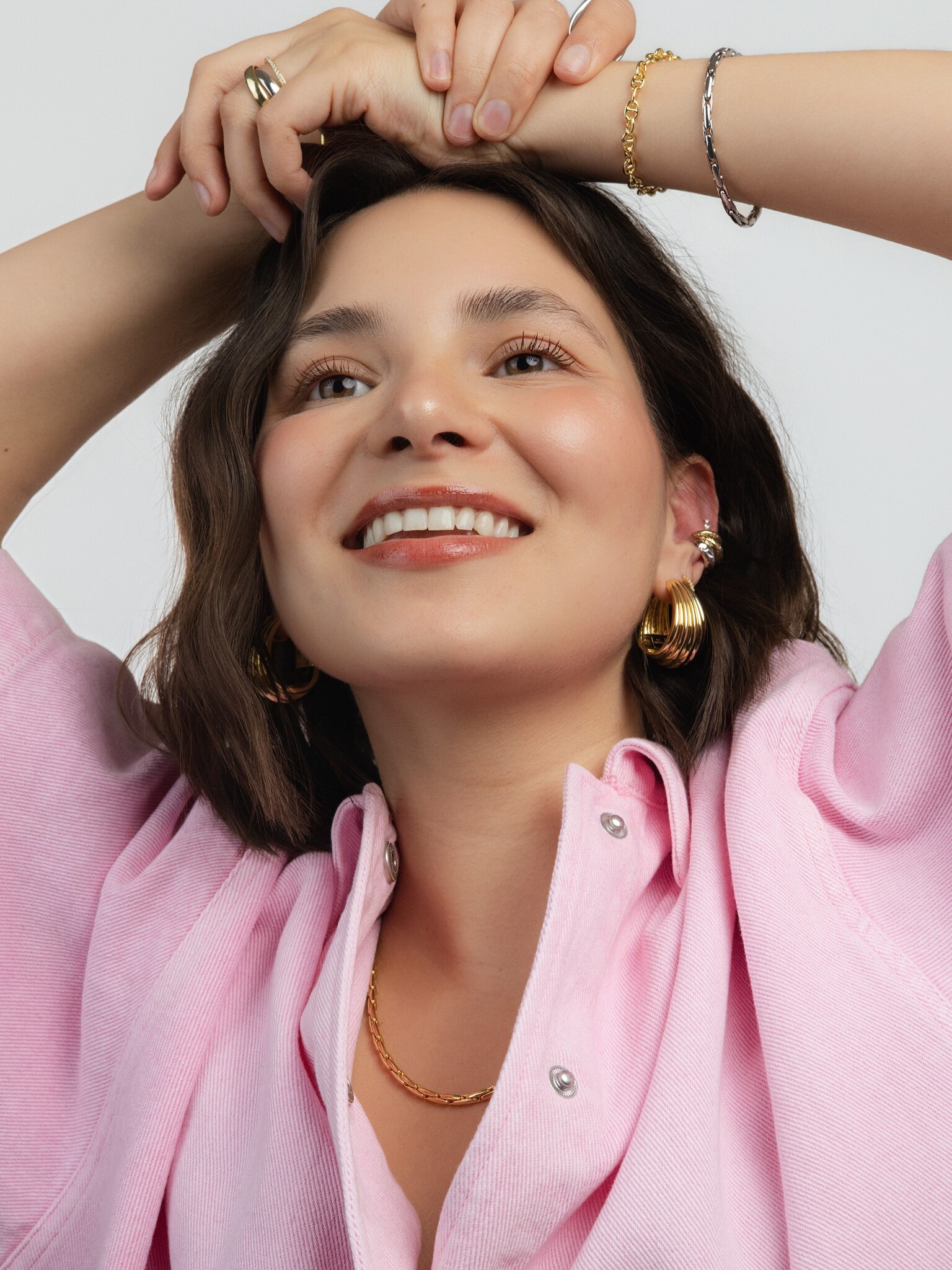 Les Soeurs Set de boucles d'oreilles Fara Shell 2. Préparez-vous à faire une déclaration avec cette conception envoûtante...