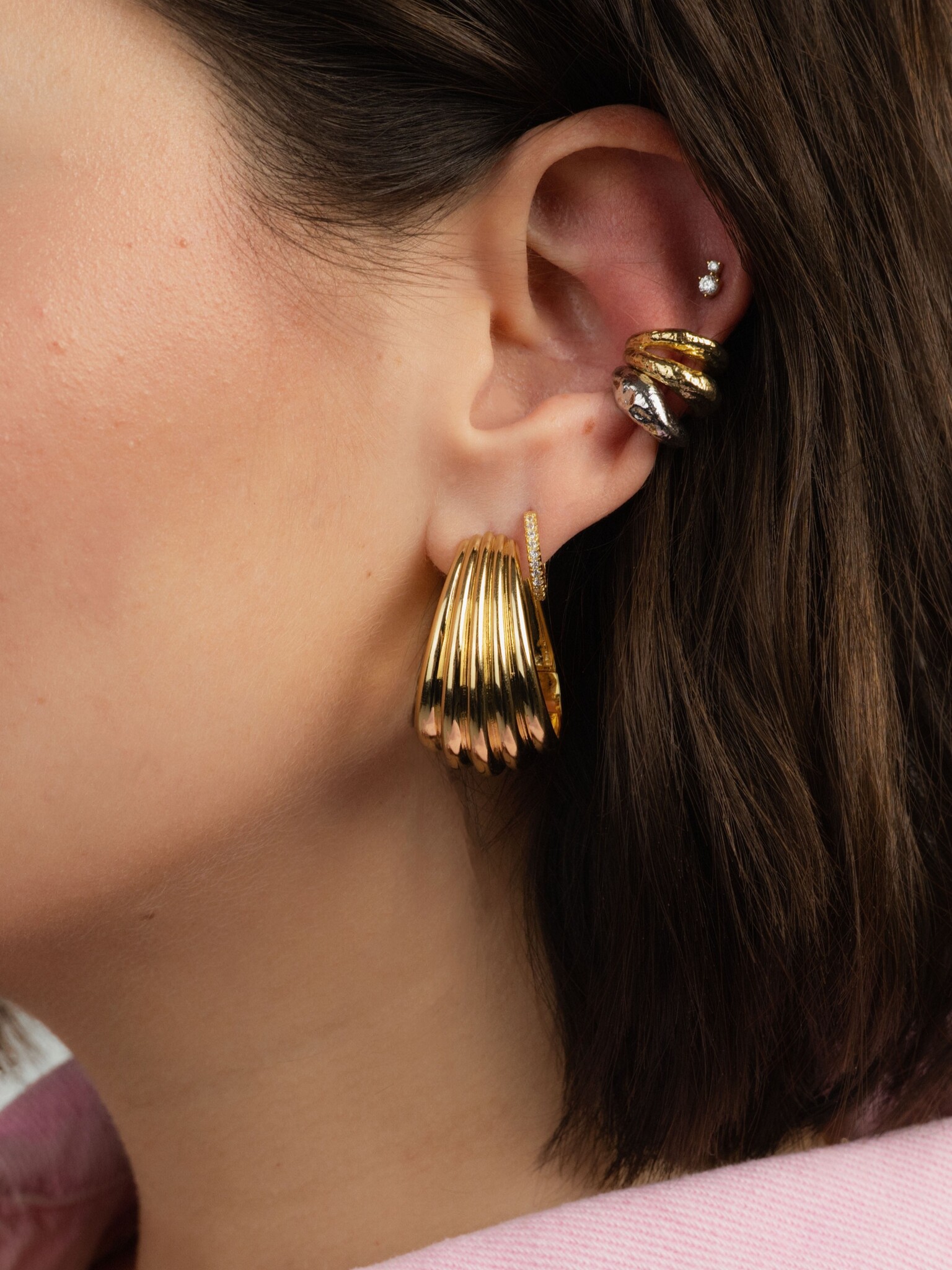 Les Soeurs Set de boucles d'oreilles Fara Shell 3. Préparez-vous à faire une déclaration avec cette conception envoûtante...