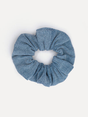 Scrunchie Denim. Une petite touche finale avec un grand effet. La texture denim apporte une subtile touche d’originalité,...
