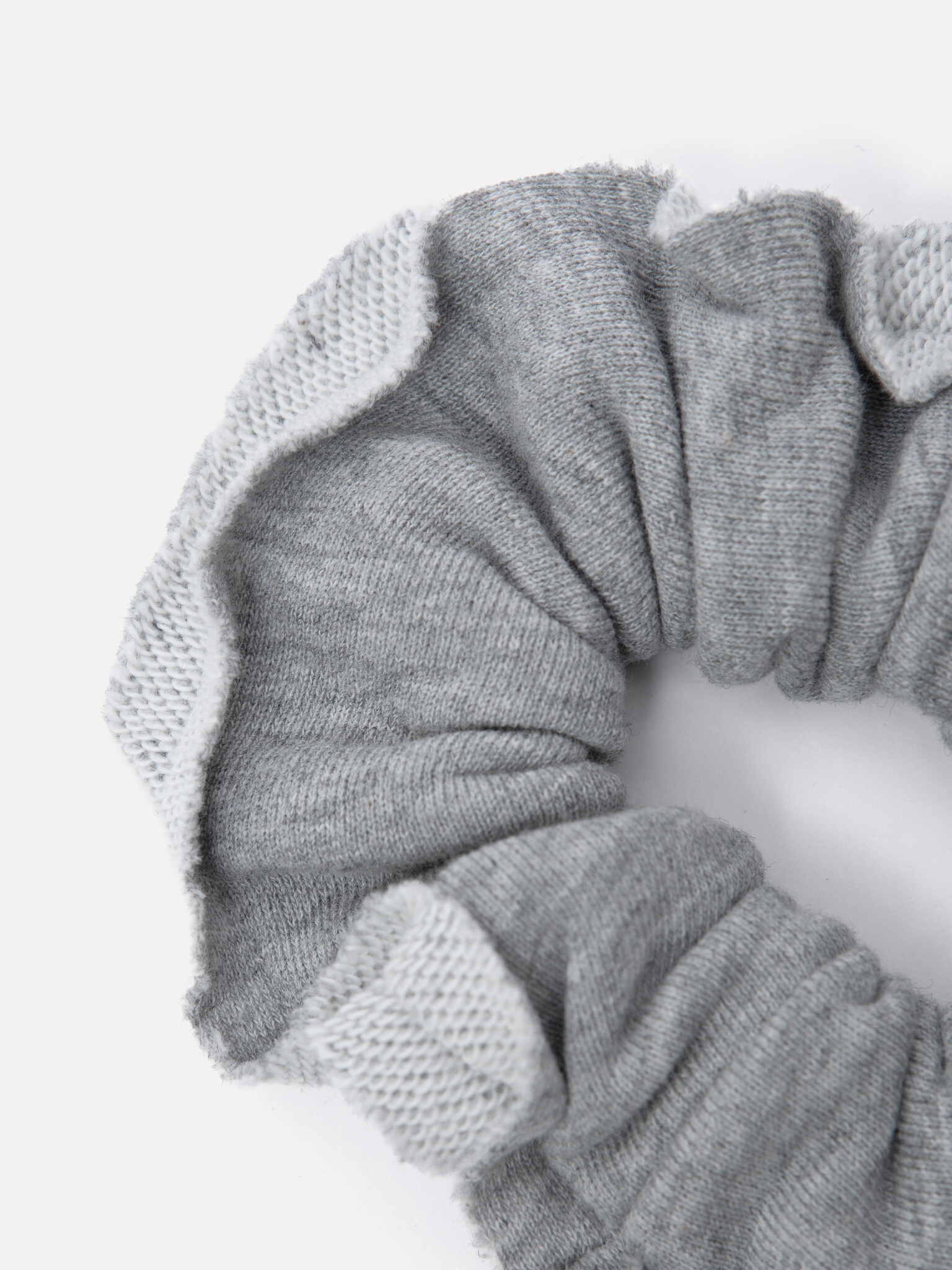 Les Soeurs scrunchie Jersey 2. Confort casual jusque dans les détails. Ce chouchou en sweat light grey melange est doux a...