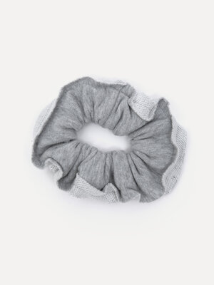 Scrunchie  Jersey. Confort casual jusque dans les détails. Ce chouchou en sweat light grey melange est doux au toucher et...