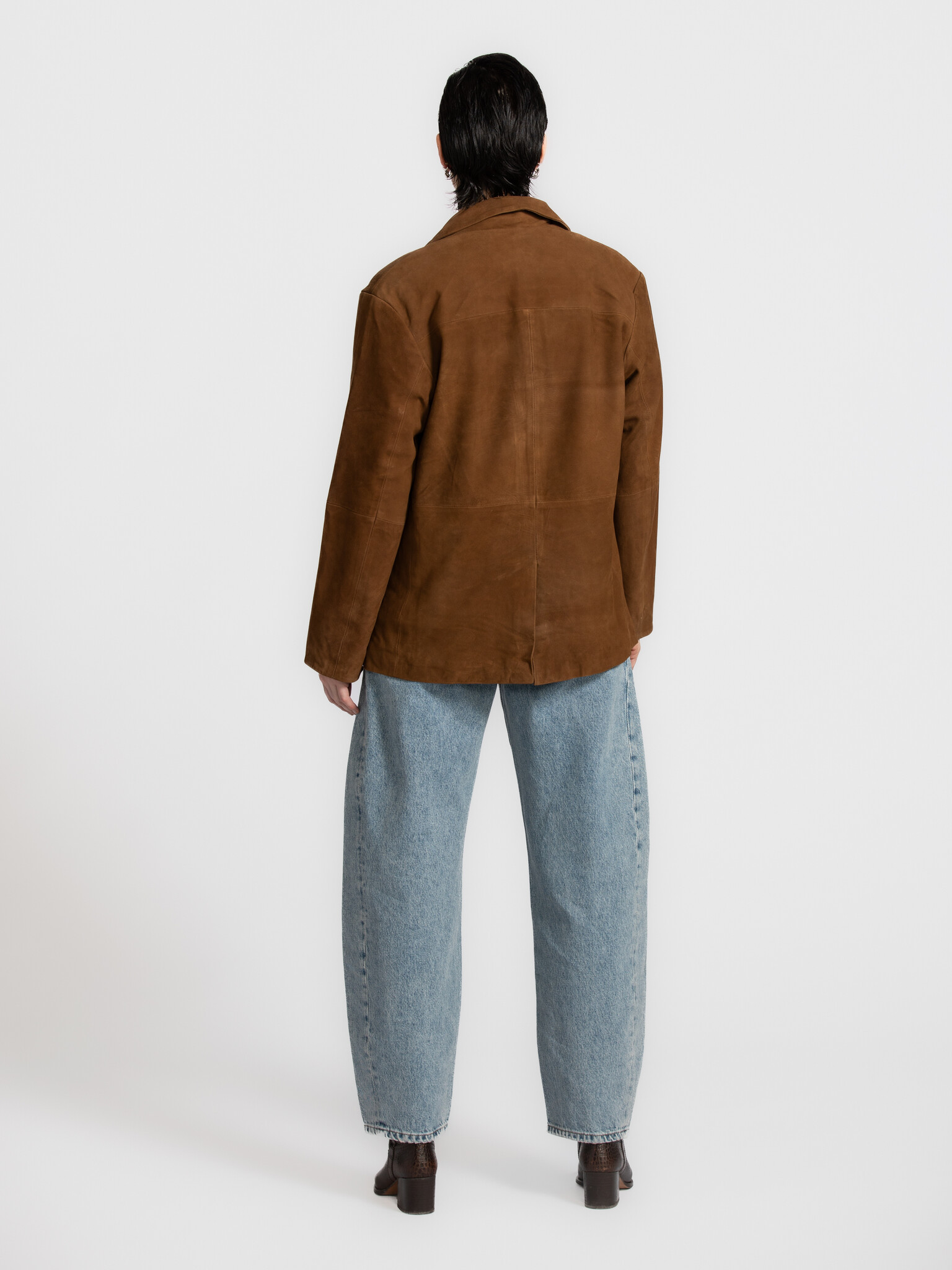 Selected Blazer en daim Clara 5. Élégance discrète. Ce blazer en daim sublime chaque tenue. Sa texture douce et sa coupe ...