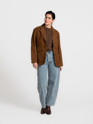 Blazer Clara. Soft sophistication. This suede blazer elevates any outfit with ease. Its soft texture and clean cut create...