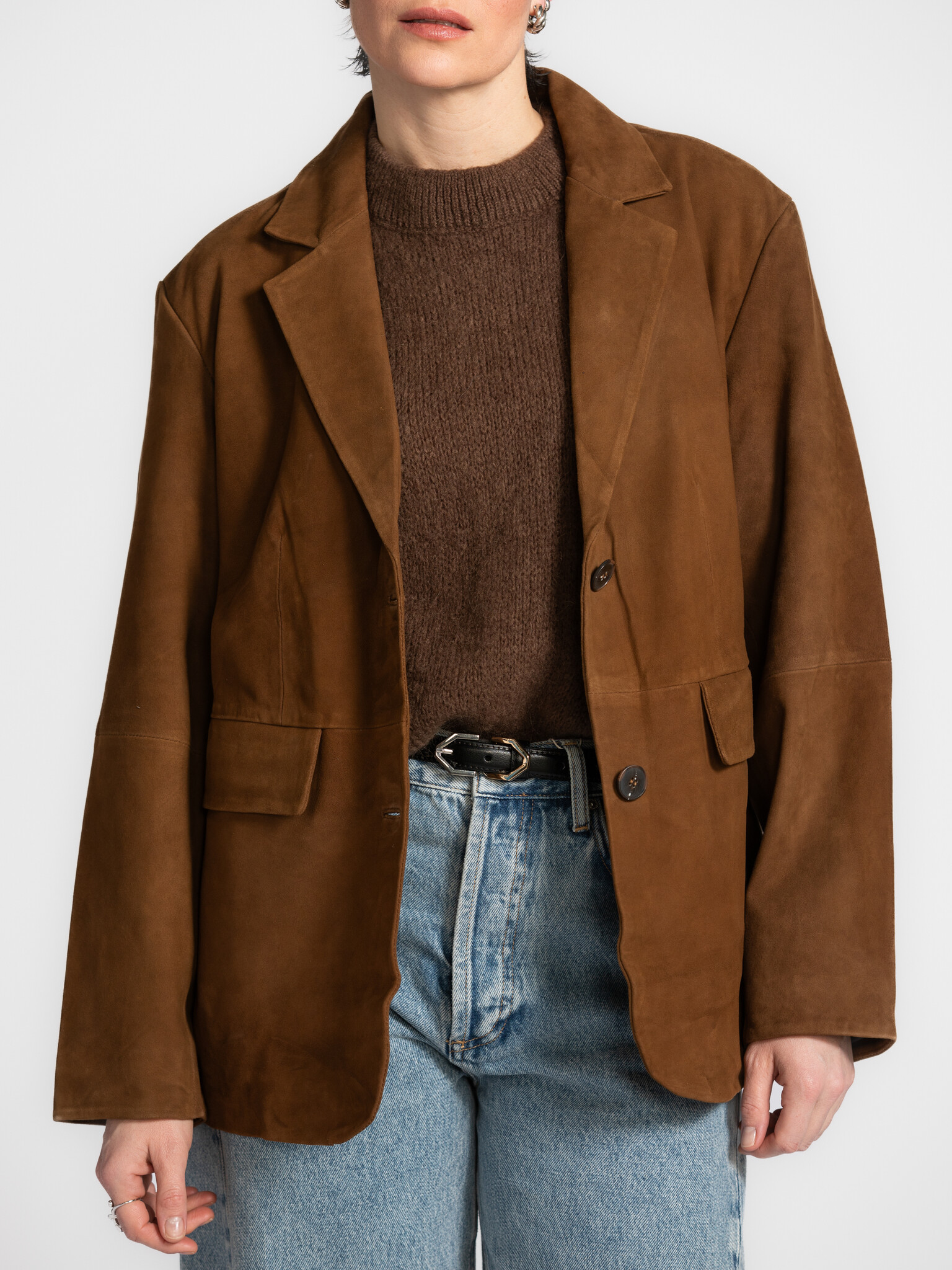 Selected Blazer en daim Clara 4. Élégance discrète. Ce blazer en daim sublime chaque tenue. Sa texture douce et sa coupe ...