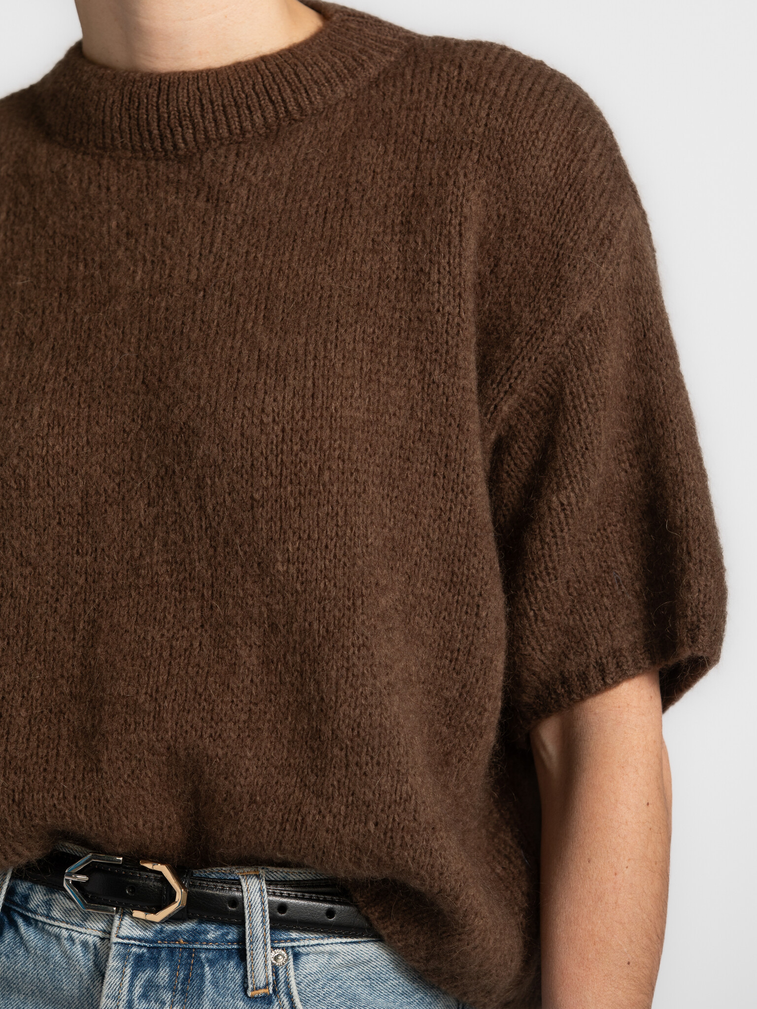 Le Marais Pull en maille Dora 3. Ce pull à manches courtes allie une coupe décontractée à un tricot doux et luxueux. L’en...