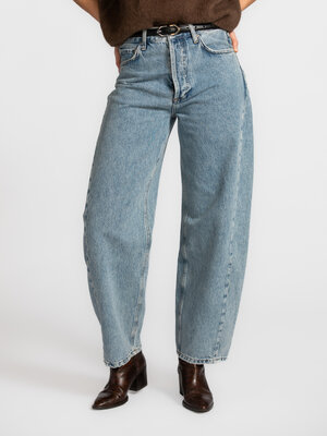 Jean Meryl. Mettez à jour votre collection de jeans avec ce jean ballon. La coupe ample offre confort et style, tandis qu...