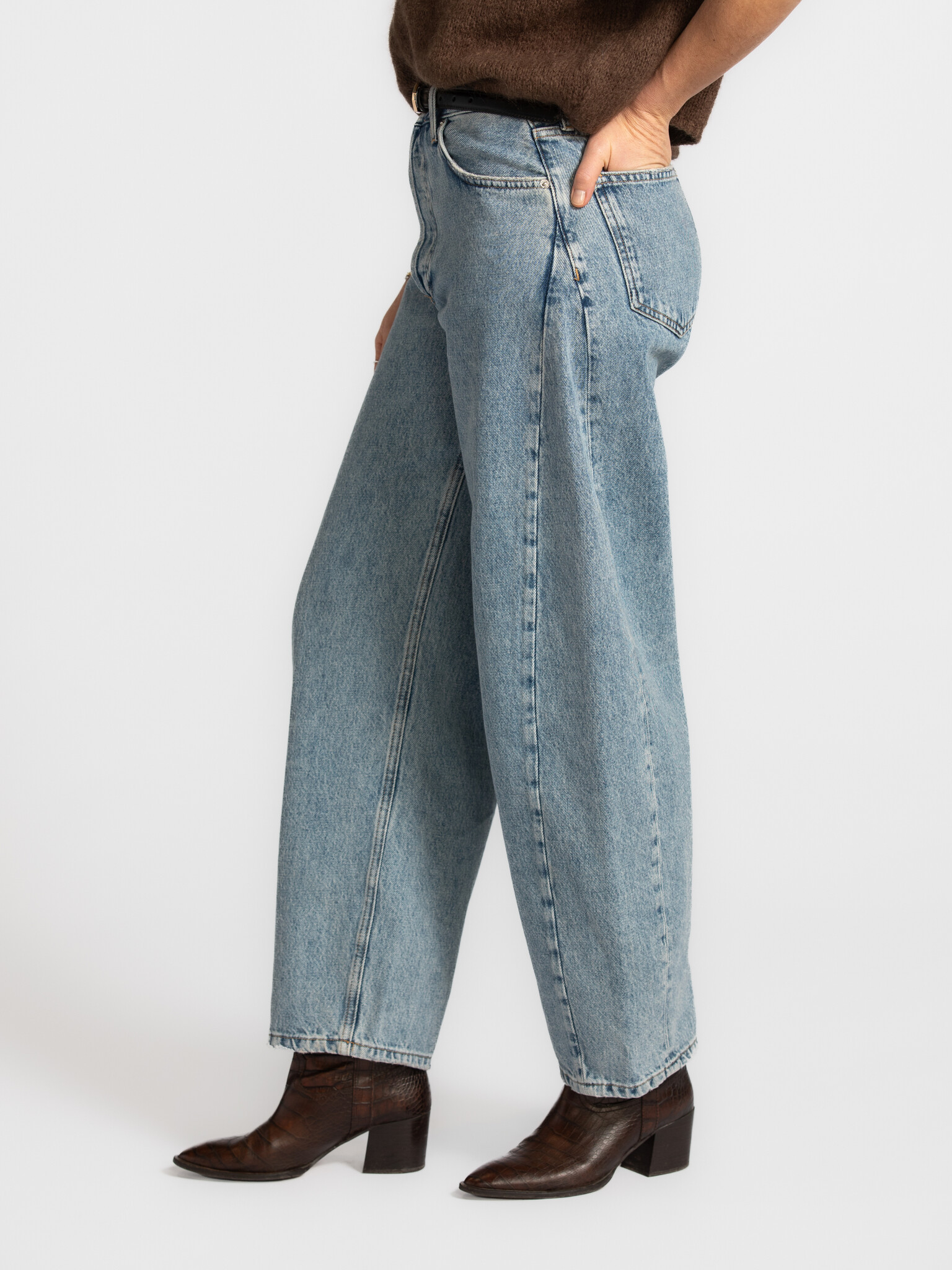 Les Soeurs Jean Ballon Meryl 4. Mettez à jour votre collection de jeans avec ce jean ballon. La coupe ample offre confort...
