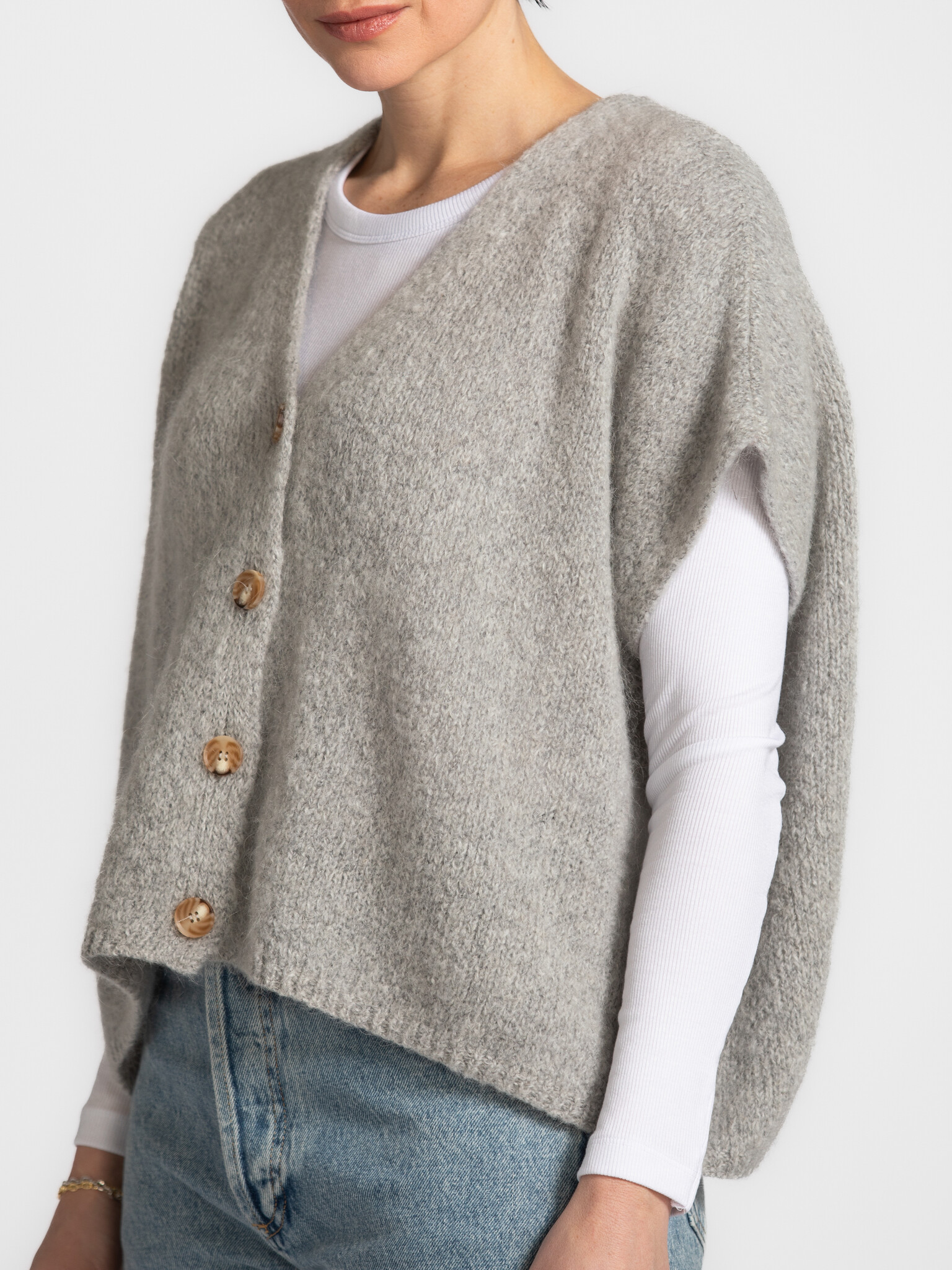 Le Marais Mouwloos gebreid vest Live 4. Deze cardigan bewijst: korte mouwen, oneindige mogelijkheden. De fit is ideaal vo...