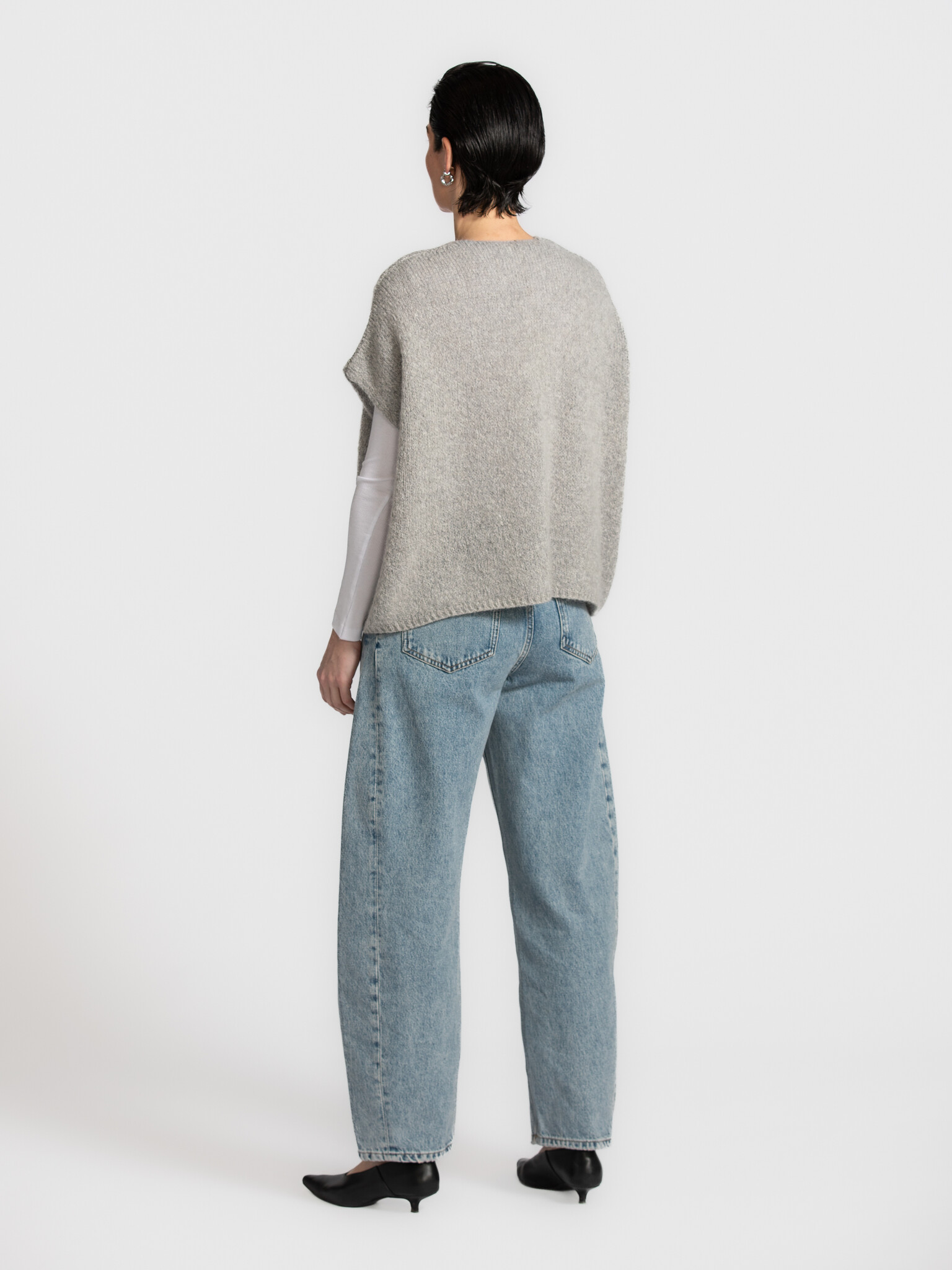 Le Marais Mouwloos gebreid vest Live 6. Deze cardigan bewijst: korte mouwen, oneindige mogelijkheden. De fit is ideaal vo...