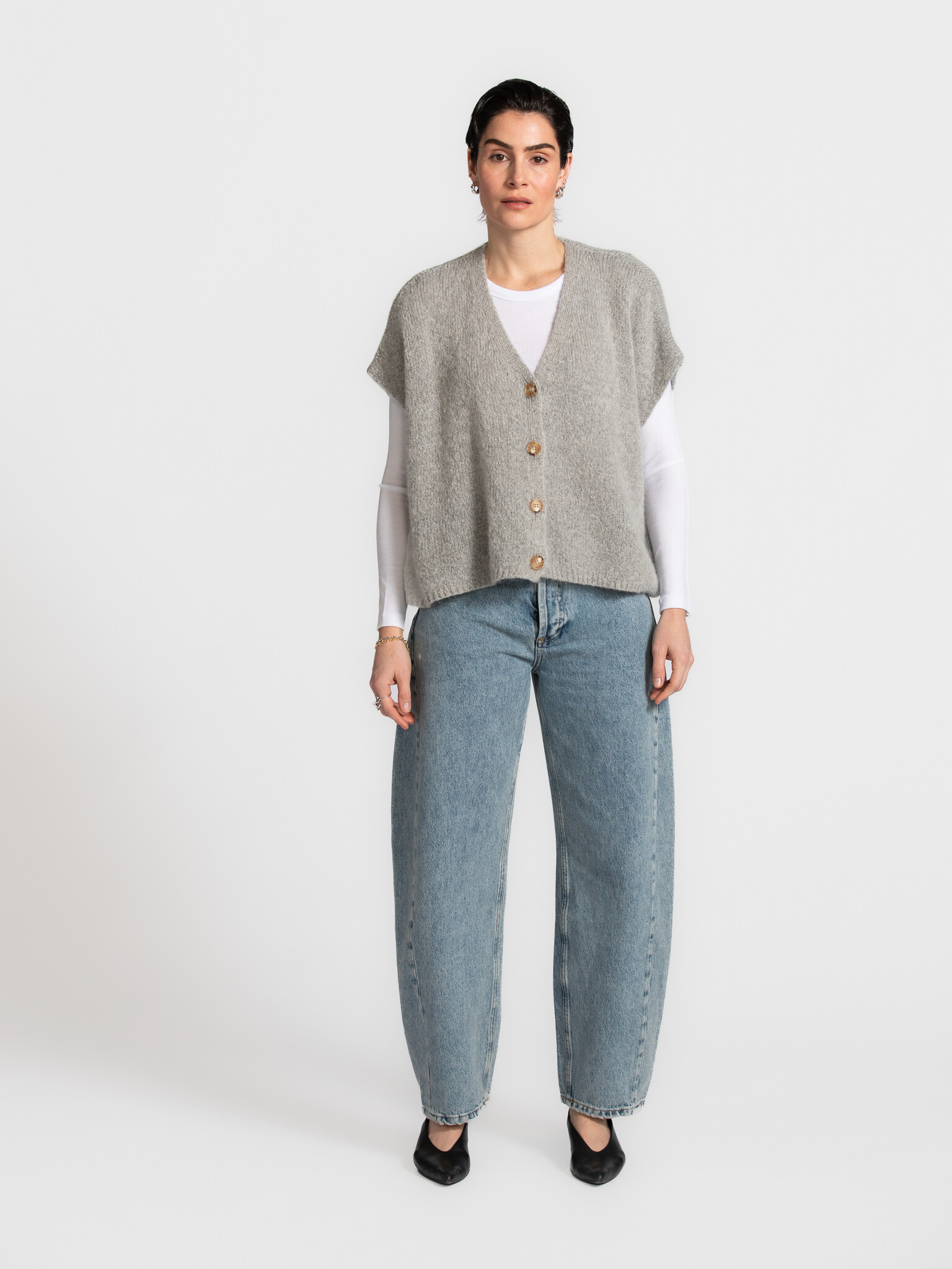 Le Marais Mouwloos gebreid vest Live 3. Deze cardigan bewijst: korte mouwen, oneindige mogelijkheden. De fit is ideaal vo...