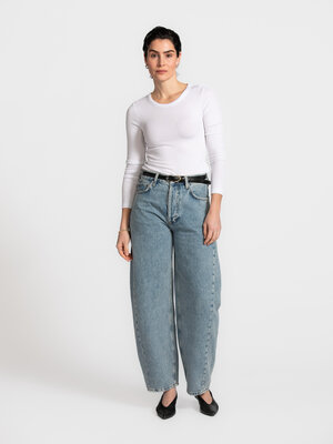 Longsleeve Dianna. Voor moeiteloze stijl, elke dag. Simpel, stijlvol en comfortabel. Draag ’m casual met een jeans of sti...