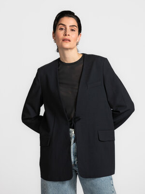 Blazer Sophie. Modern tailoring at its best. This navy blazer blends a clean cut with a subtle tie closure at the waist. ...