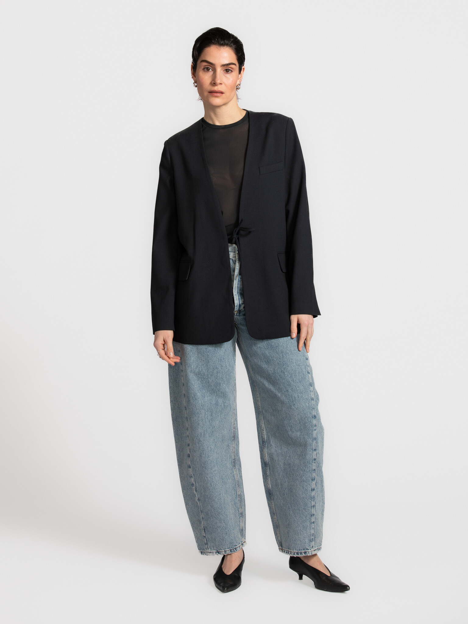 Les Soeurs blazer Sophie 3. Le tailoring moderne dans toute sa simplicité. Ce blazer navy associe une coupe nette à une d...