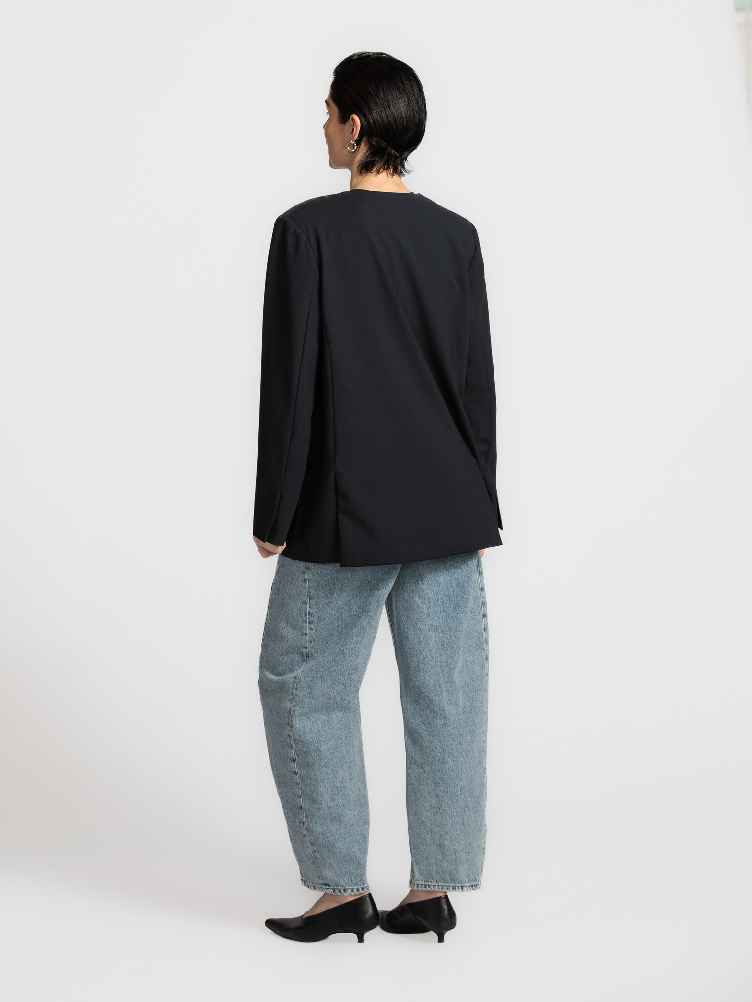 Les Soeurs blazer Sophie 7. Le tailoring moderne dans toute sa simplicité. Ce blazer navy associe une coupe nette à une d...