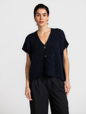 Vest Live. Simple but smart: dat is dit donkerblauwe vest in een notendop. Door de losse pasvorm valt het mooi en comfort...