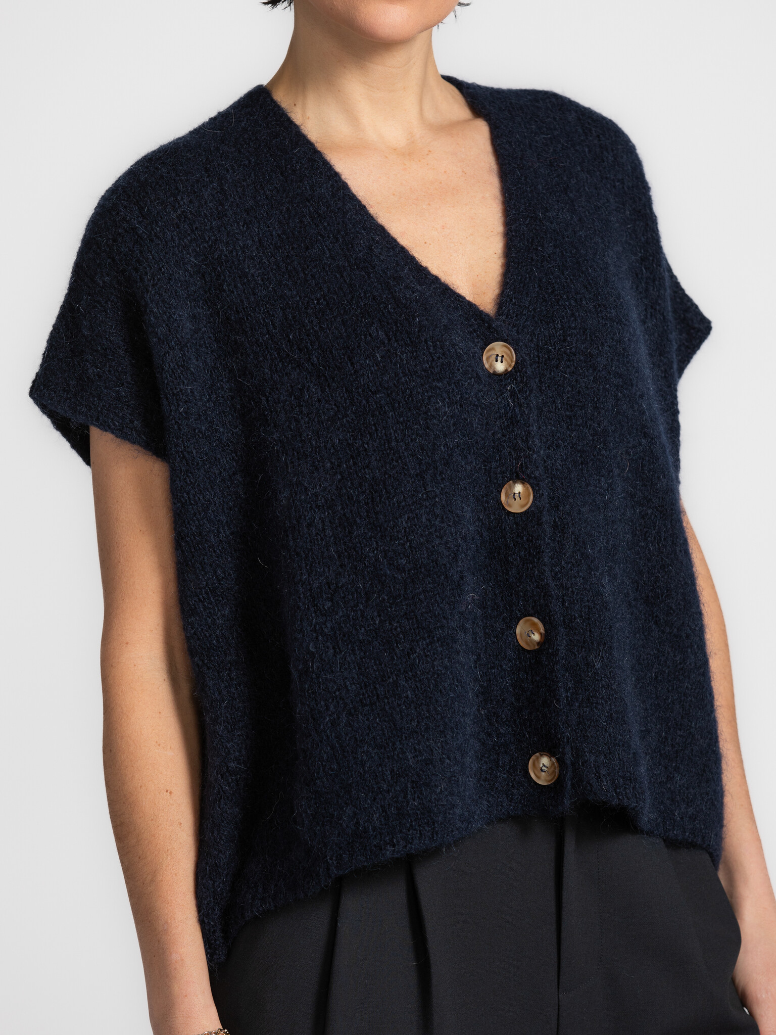 Le Marais Gilet en maille sans manches Live 4. Simple but smart: voilà en quelques mots ce cardigan bleu foncé. Grâce à s...