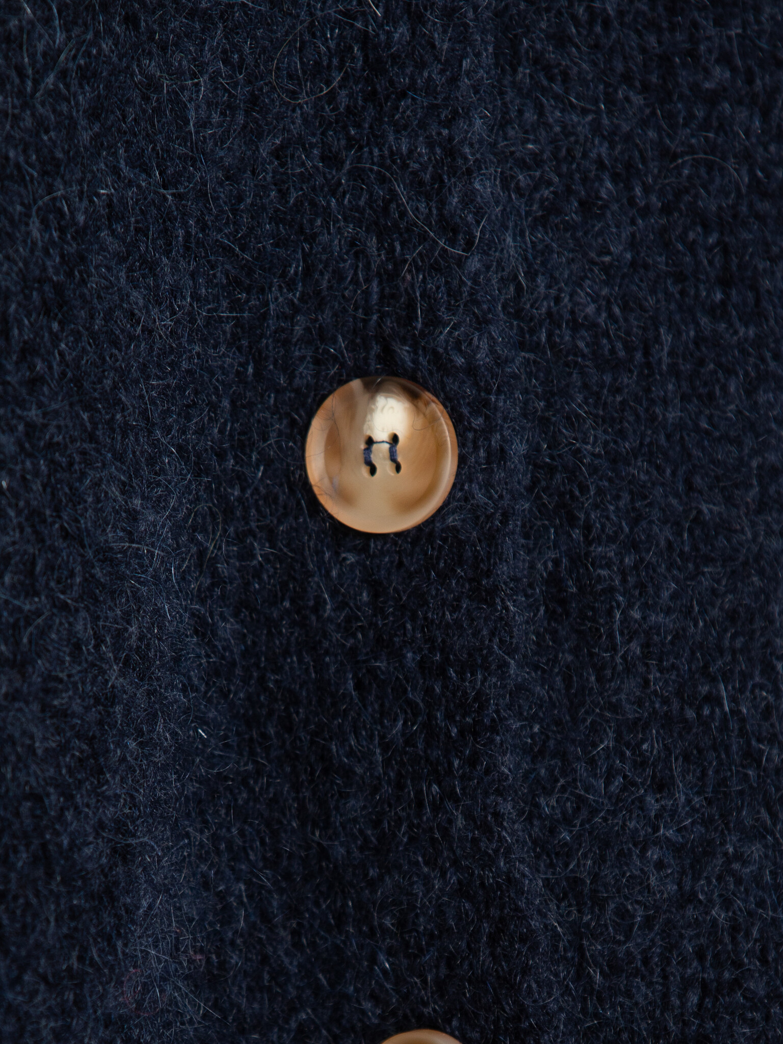 Le Marais Gilet en maille sans manches Live 5. Simple but smart: voilà en quelques mots ce cardigan bleu foncé. Grâce à s...