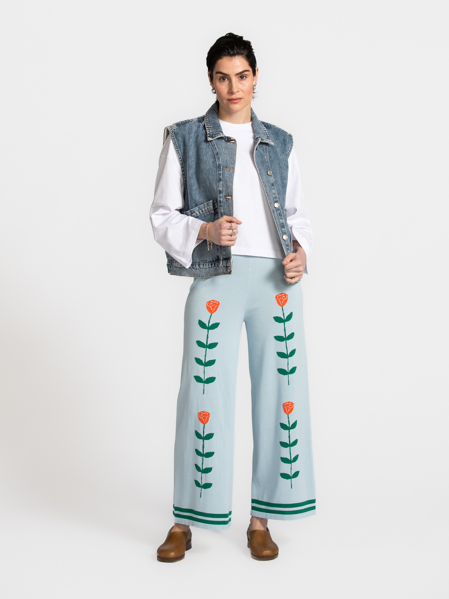 Les Soeurs Sleeveless vest Meo 3. Denim with a twist. This sleeveless denim vest with an oversized fit is the perfect lay...