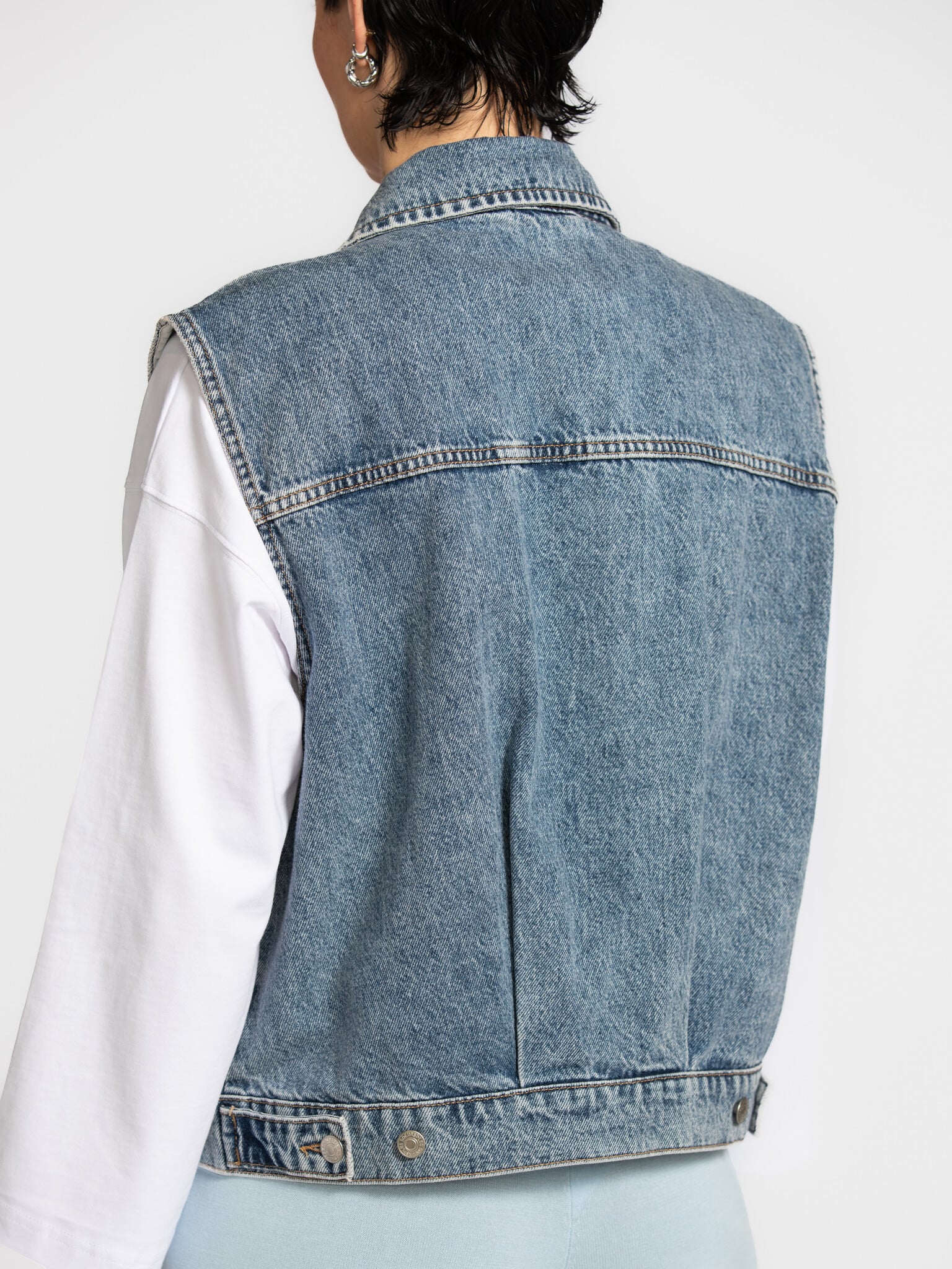 Les Soeurs Sleeveless vest Meo 5. Denim with a twist. This sleeveless denim vest with an oversized fit is the perfect lay...