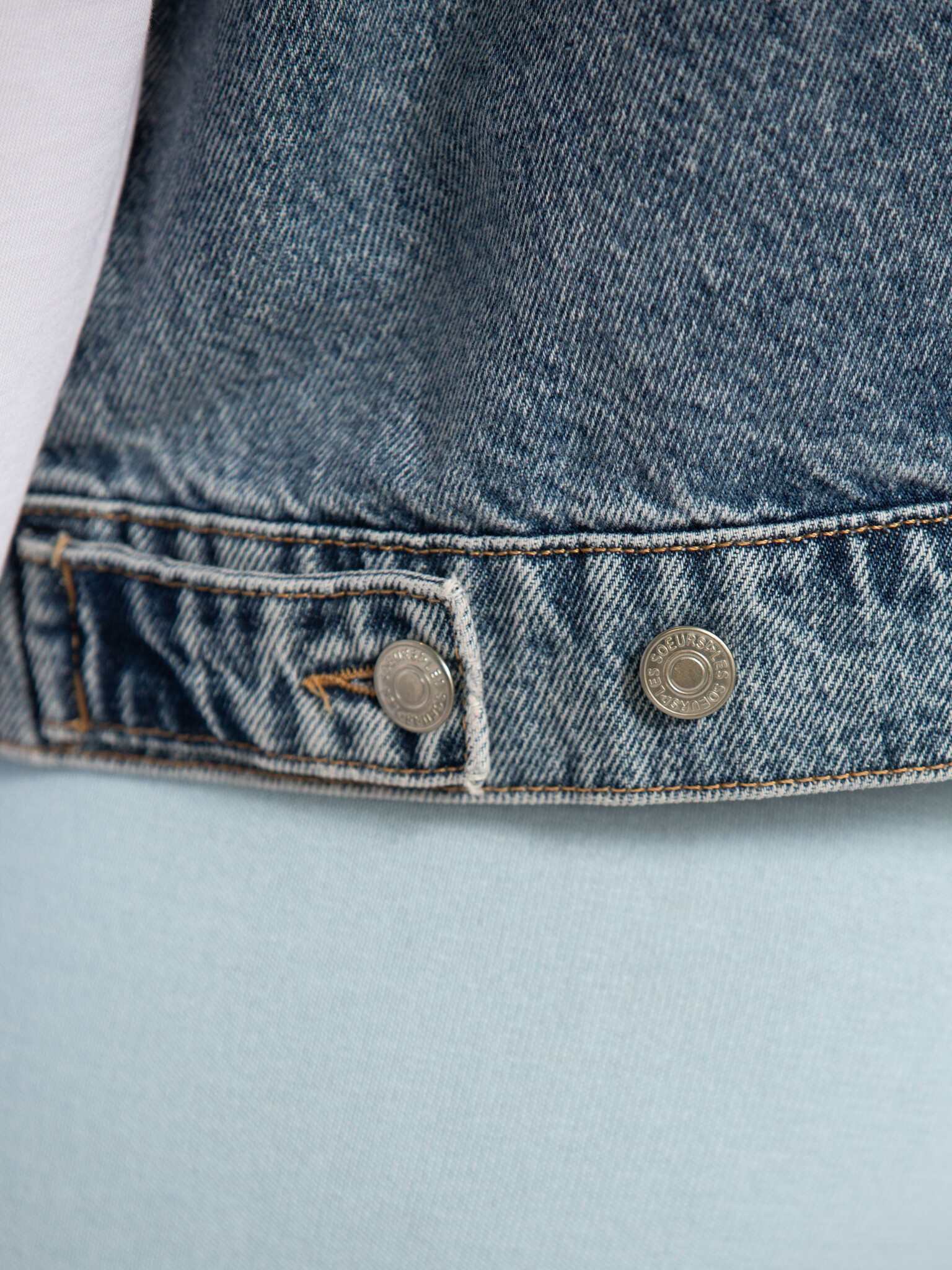 Les Soeurs Sleeveless vest Meo 6. Denim with a twist. This sleeveless denim vest with an oversized fit is the perfect lay...
