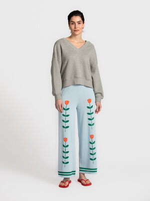 Broek Roses. Comfort meets character. Deze gebreide broek met rozenmotief combineert een zachte feel met een opvallend de...