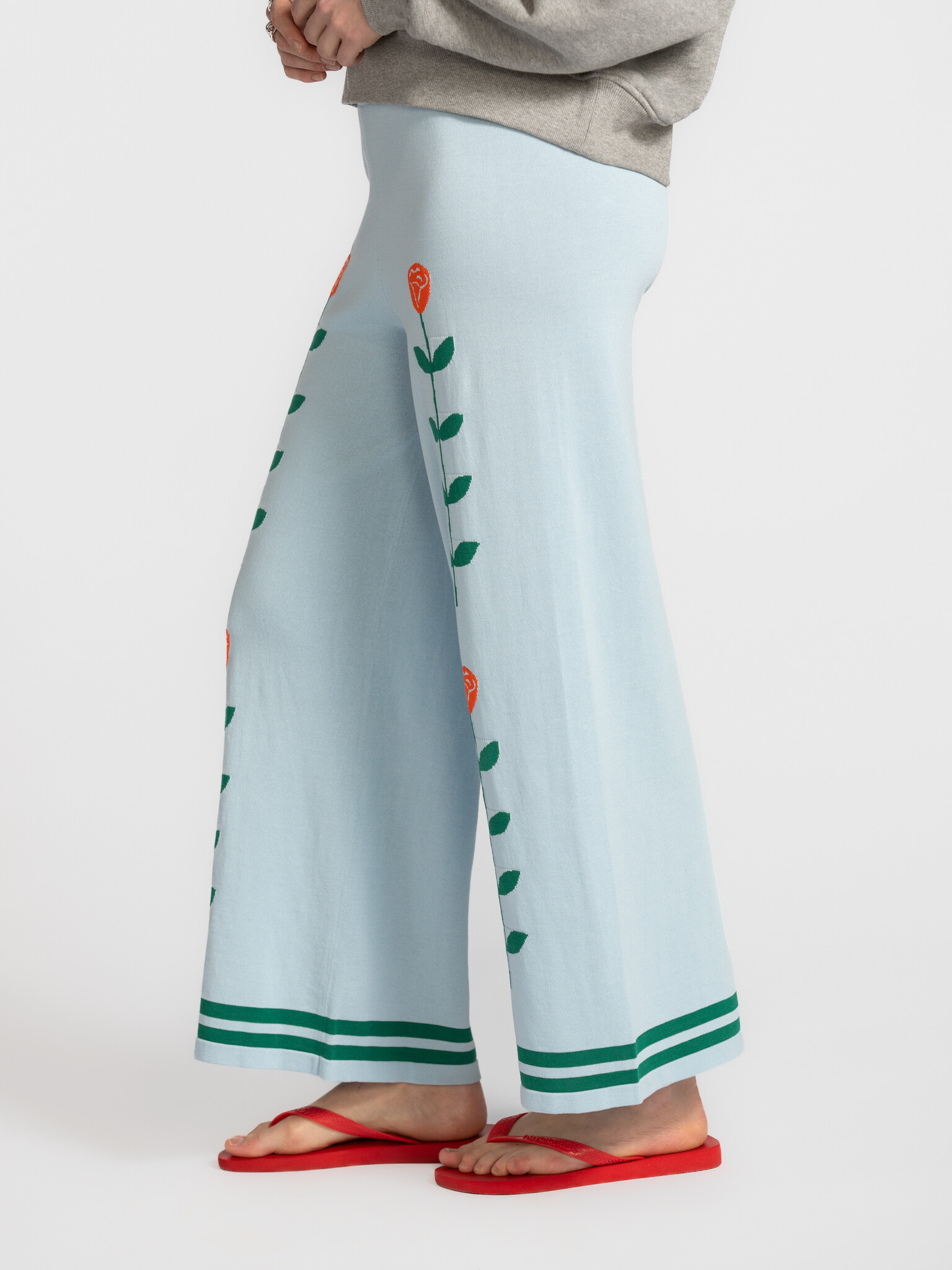 The tiny big sister pantalon en maille Roses 3. Quand le confort rencontre le caractère. Ce pantalon en maille au motif d...