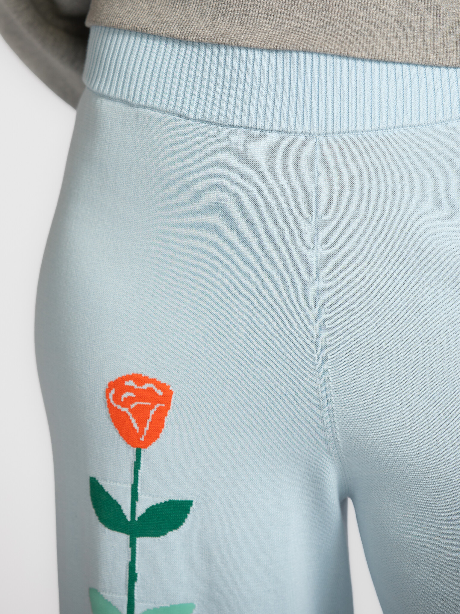 The tiny big sister pantalon en maille Roses 4. Quand le confort rencontre le caractère. Ce pantalon en maille au motif d...