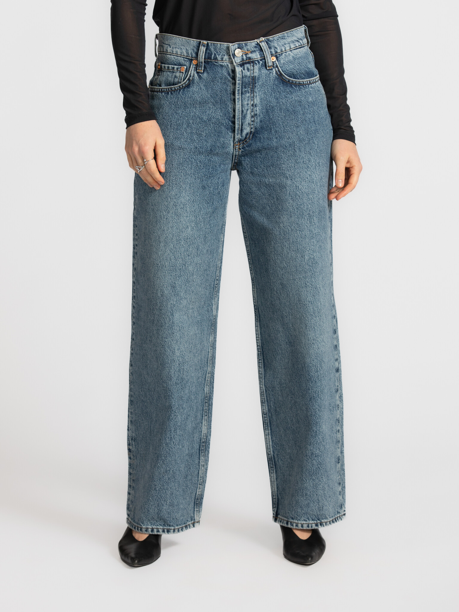 Les Soeurs Jean à coupe ample Marc 1. Meet your new favourite denim. Ce jean à jambe large est un indispensable du quotid...