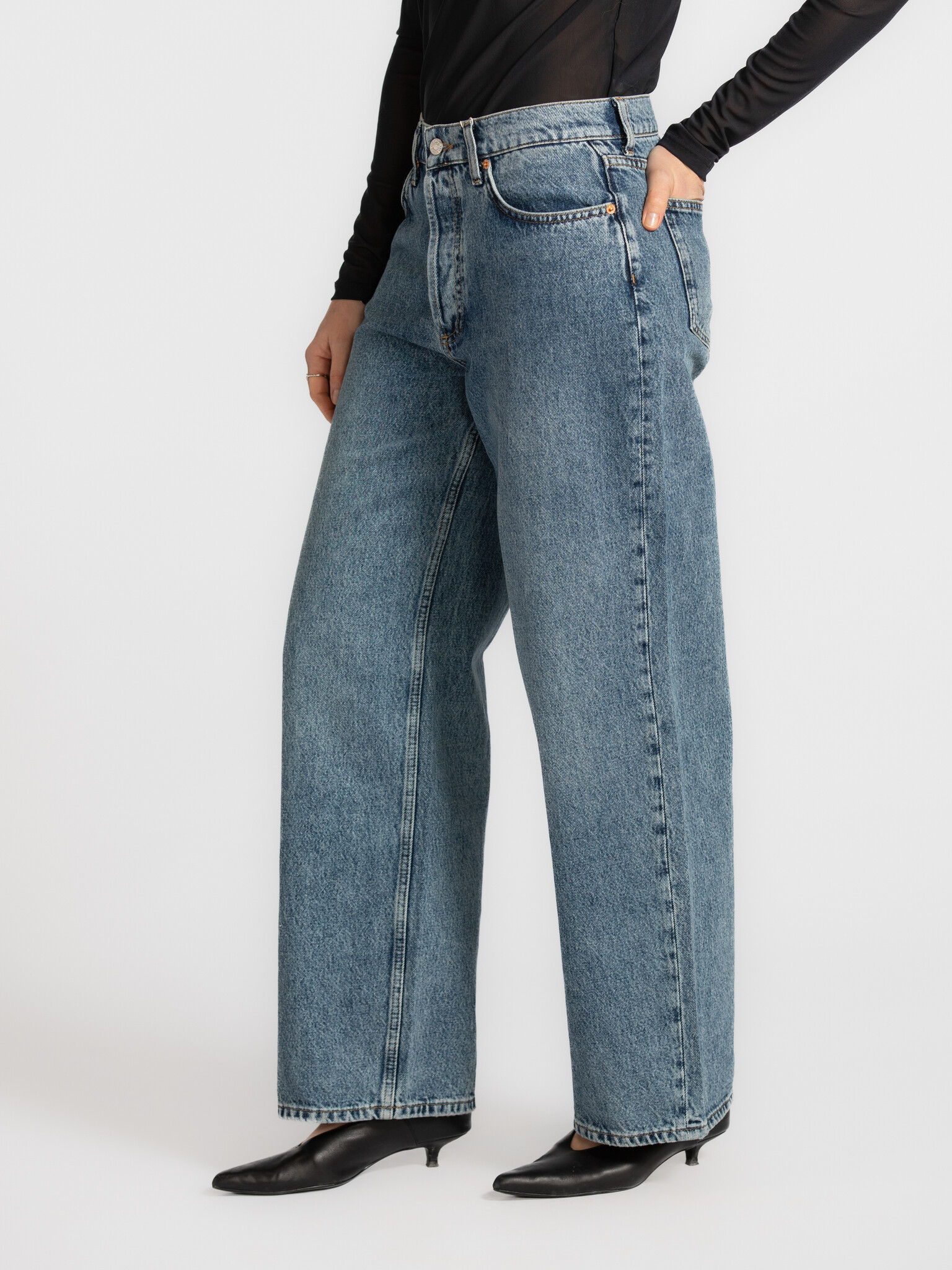 Les Soeurs Jean à coupe ample Marc 3. Meet your new favourite denim. Ce jean à jambe large est un indispensable du quotid...