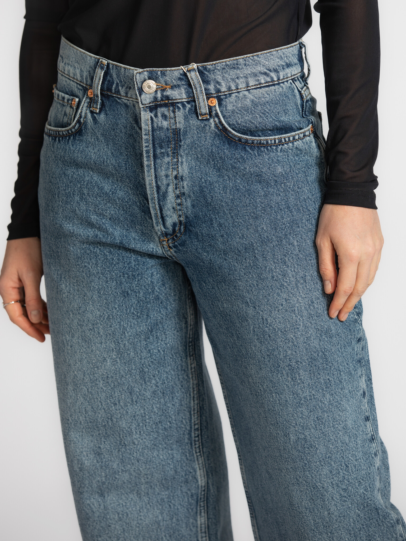 Les Soeurs Jean à coupe ample Marc 4. Meet your new favourite denim. Ce jean à jambe large est un indispensable du quotid...