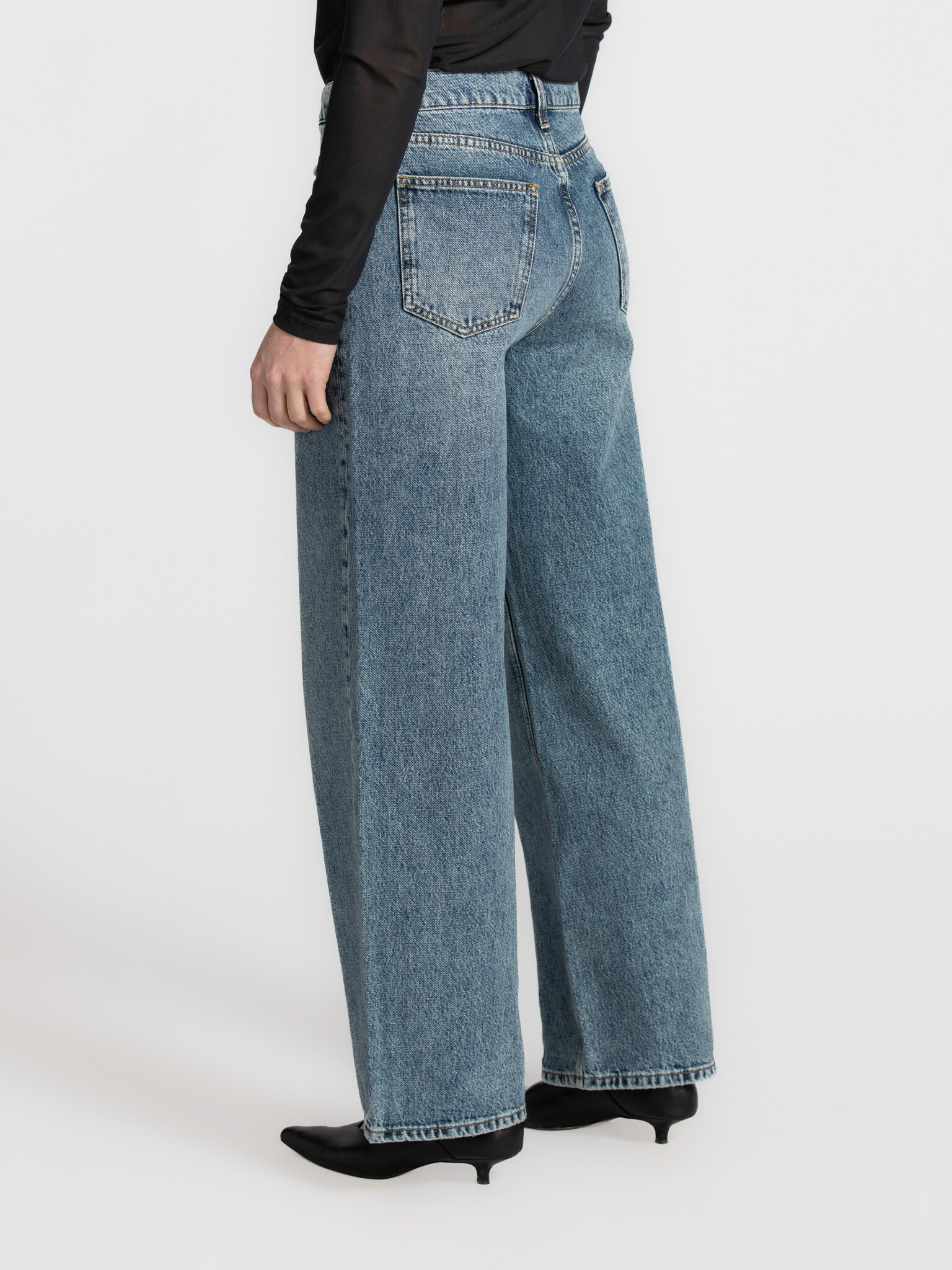 Les Soeurs Jean à coupe ample Marc 6. Meet your new favourite denim. Ce jean à jambe large est un indispensable du quotid...