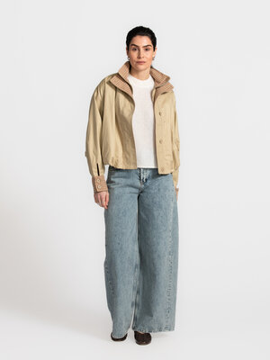 Trench Jones. Between seasons, but never in between style. Deze korte trench voelt licht en nonchalant, met een silhouet ...