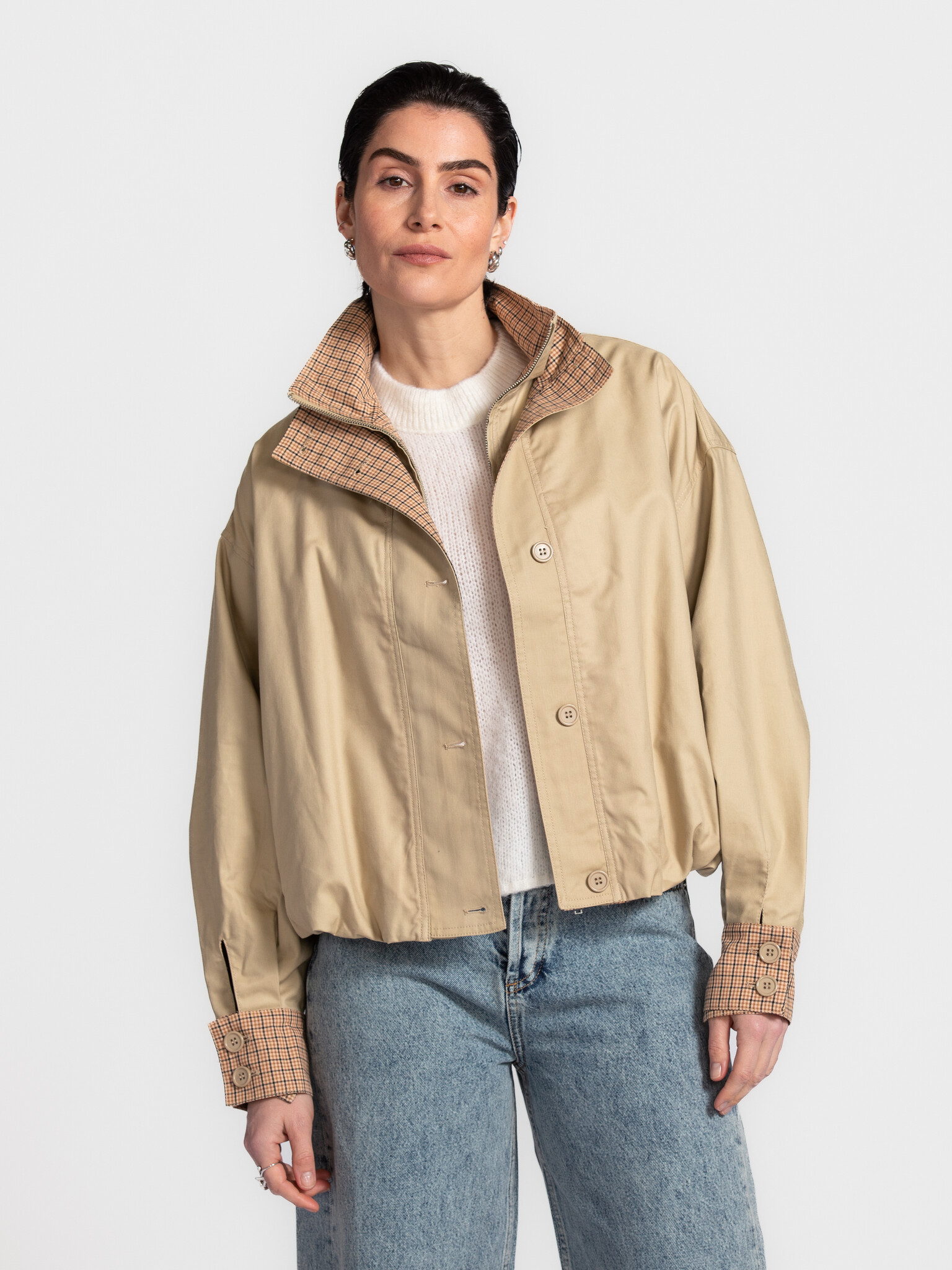 Les Soeurs short trench Jones 4. Between seasons, but never in between style. Deze korte trench voelt licht en nonchalant...