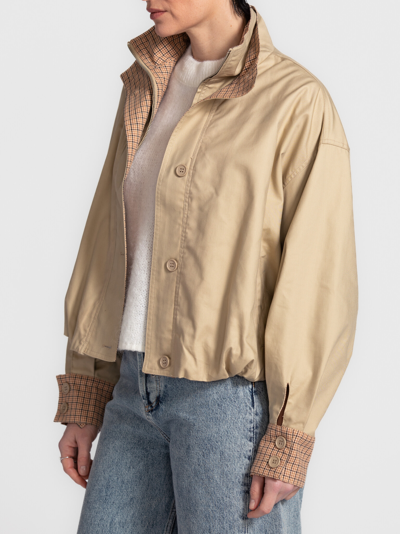 Les Soeurs short trench Jones 3. Between seasons, but never in between style. Deze korte trench voelt licht en nonchalant...