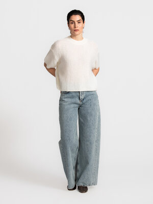 Pull Dora Pull Dora. Ce pull en maille à manches courtes et coupe relax est un incontournable des mois froids. Le col rond, le tric...
