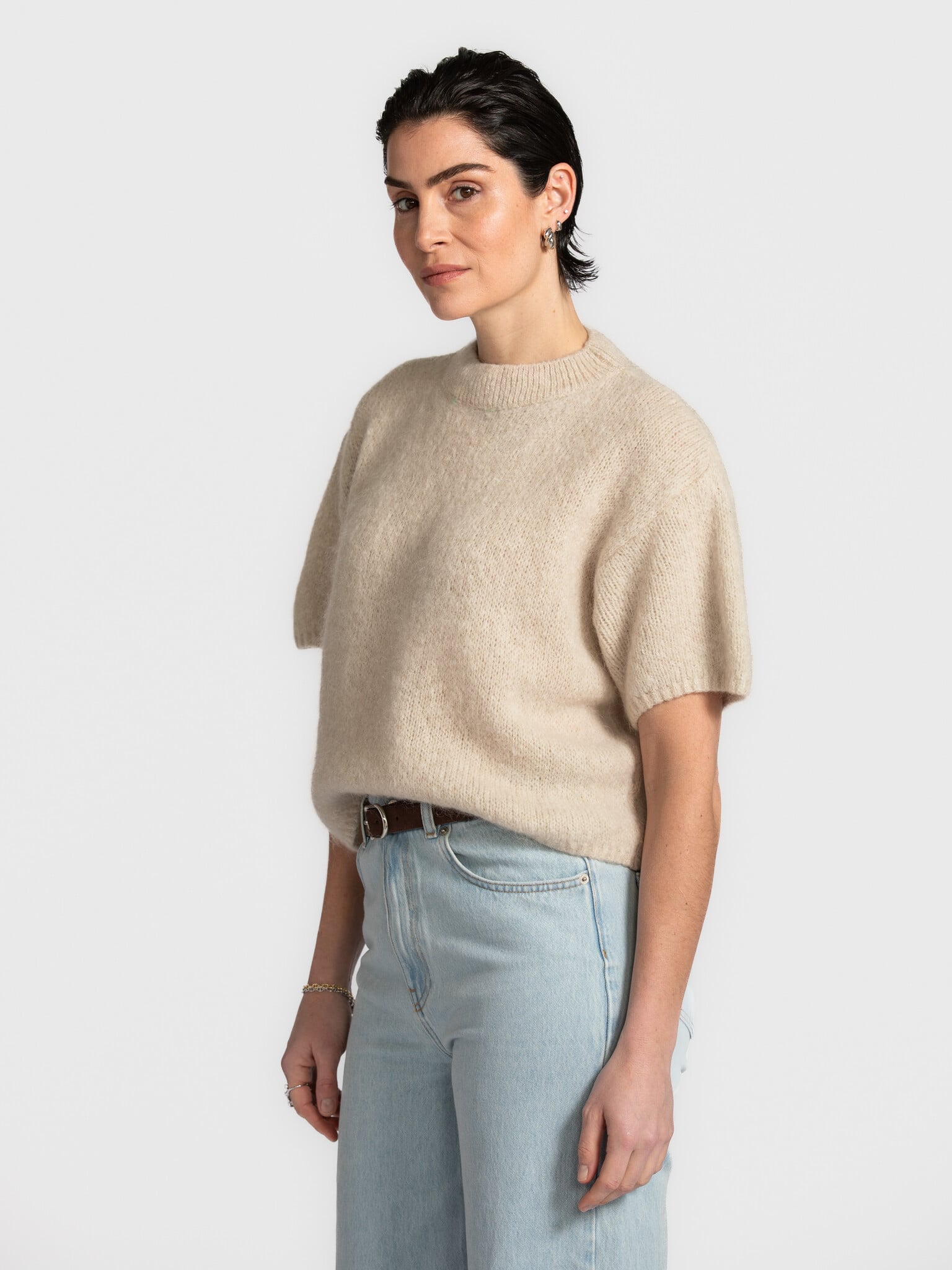 Le Marais Gebreide trui Dora 1. Deze casual gebreide trui met korte mouwen is een must-have voor je dagelijkse outfits. H...