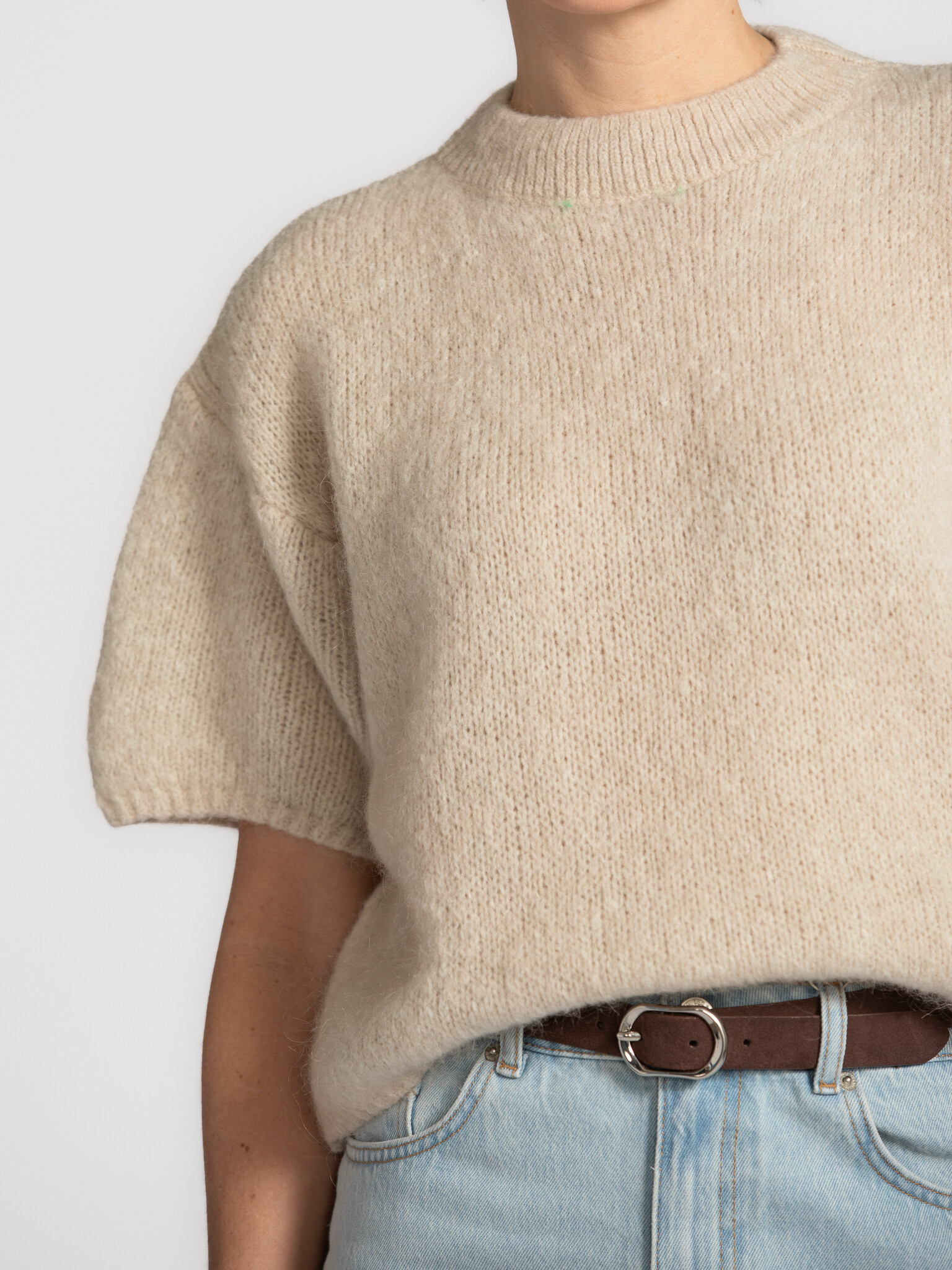 Le Marais Gebreide trui Dora 4. Deze casual gebreide trui met korte mouwen is een must-have voor je dagelijkse outfits. H...