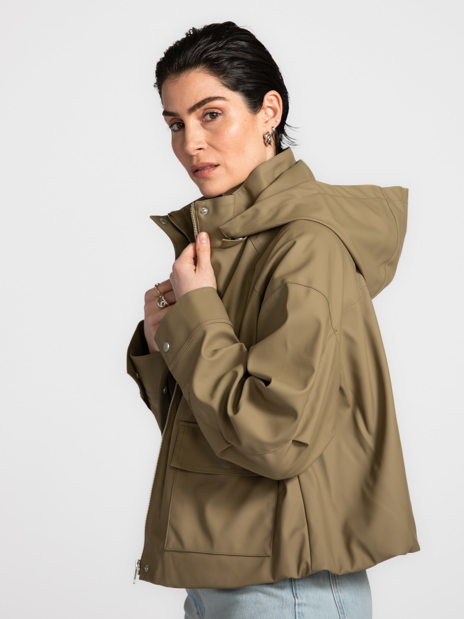 Les Soeurs imperméable Grey 3. Protégé avec style contre la pluie. L’imperméable Grey est conçu pour vous garder au sec s...