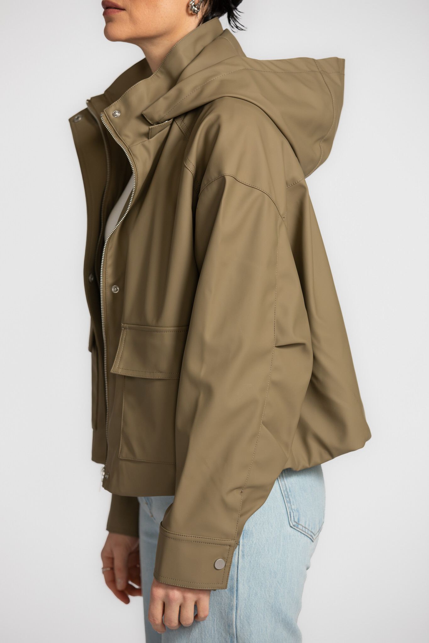 Les Soeurs imperméable Grey 4. Protégé avec style contre la pluie. L’imperméable Grey est conçu pour vous garder au sec s...