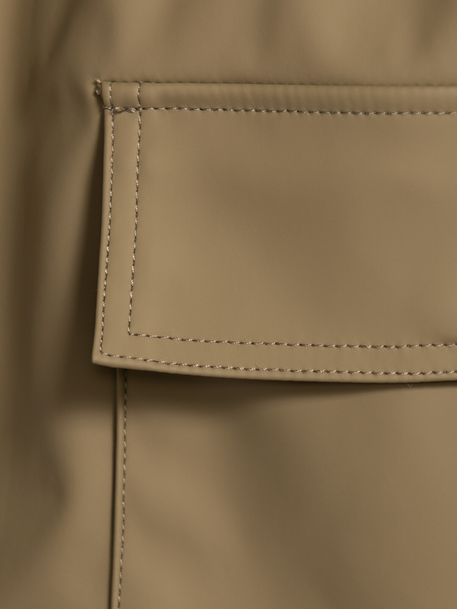 Les Soeurs imperméable Grey 5. Protégé avec style contre la pluie. L’imperméable Grey est conçu pour vous garder au sec s...