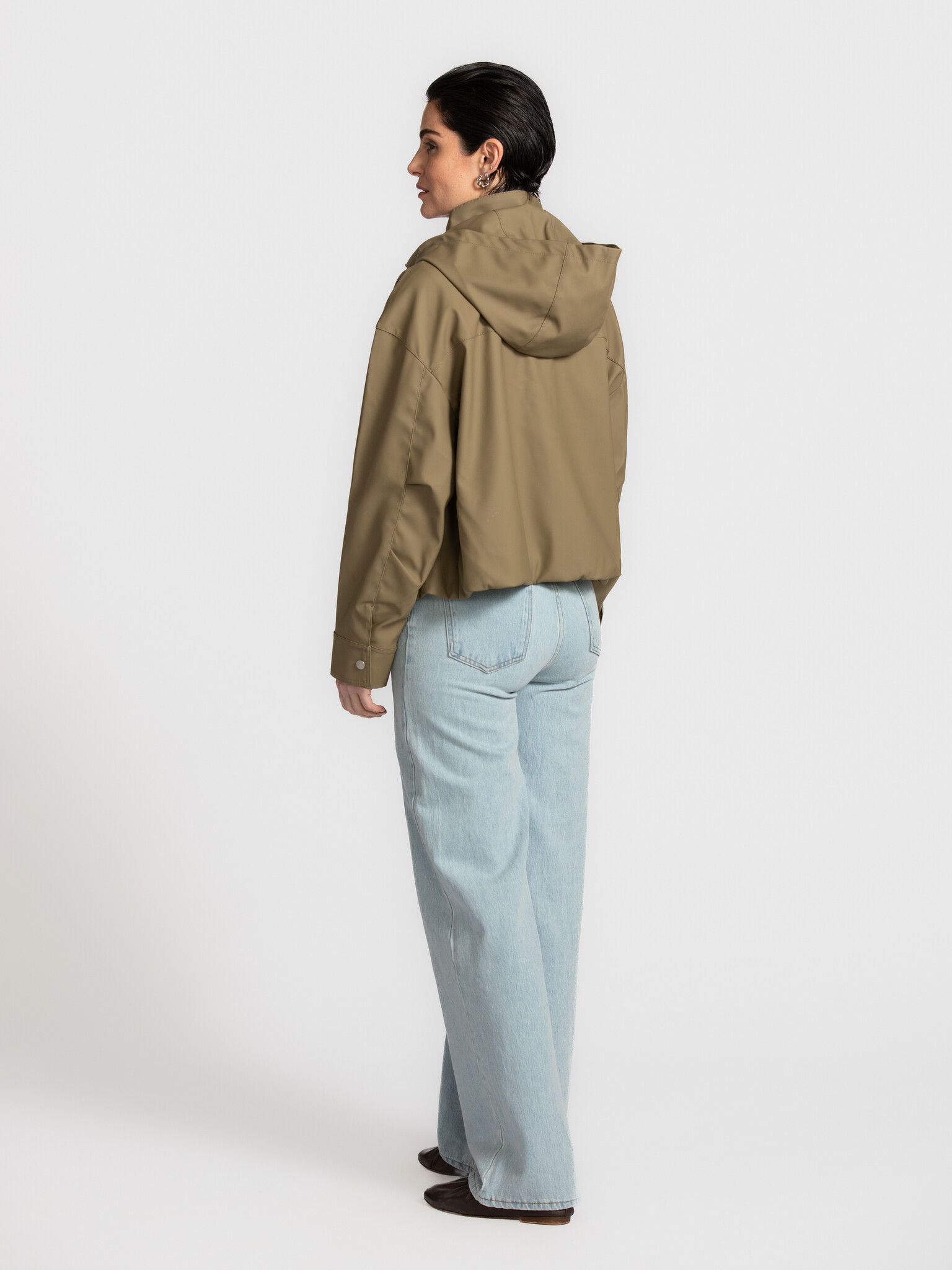Les Soeurs imperméable Grey 6. Protégé avec style contre la pluie. L’imperméable Grey est conçu pour vous garder au sec s...