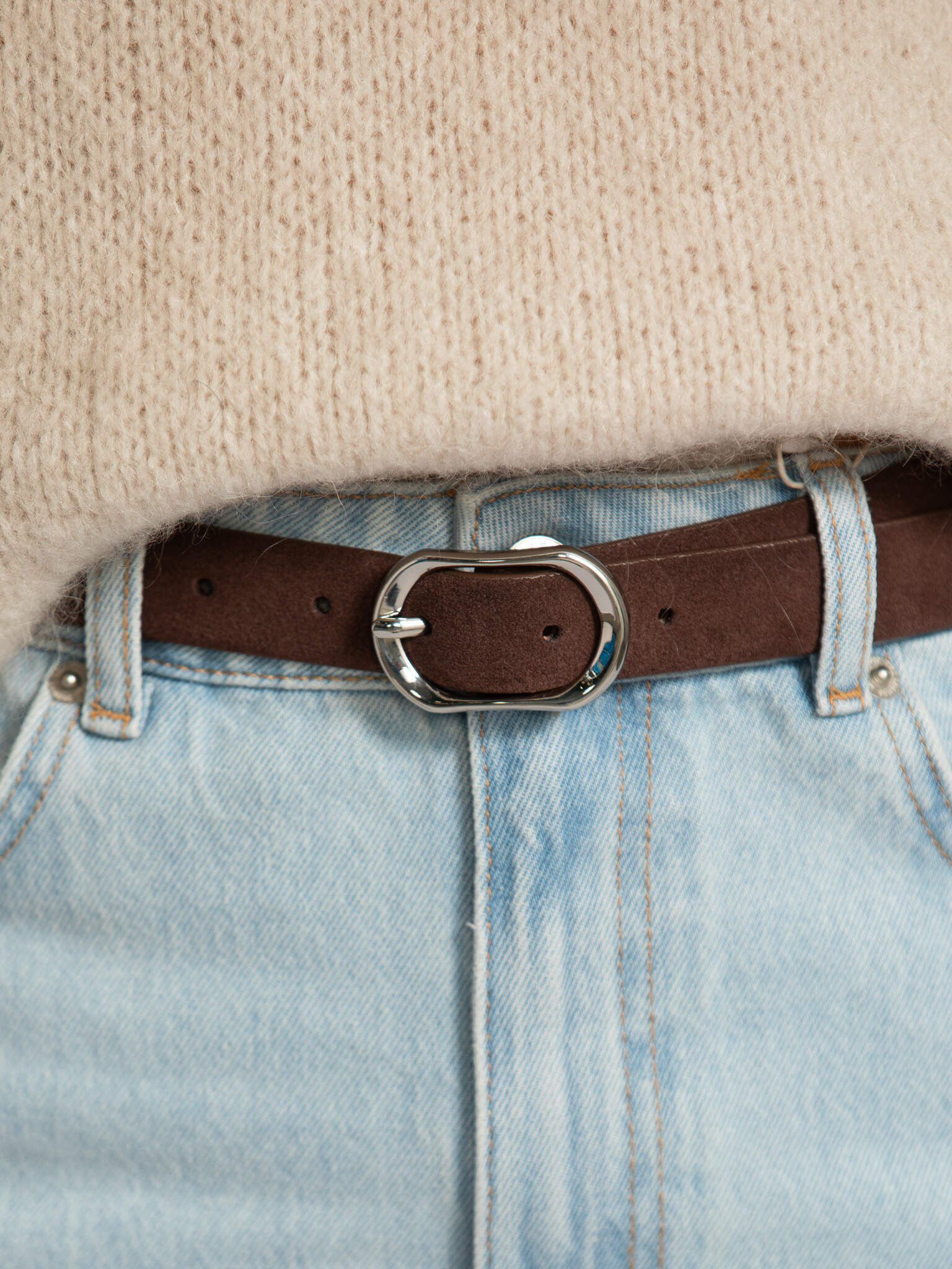 Les Soeurs Ceinture en suède Austin 3. Cette ceinture en daim doux avec boucle argentée dégage une élégance luxueuse. Int...
