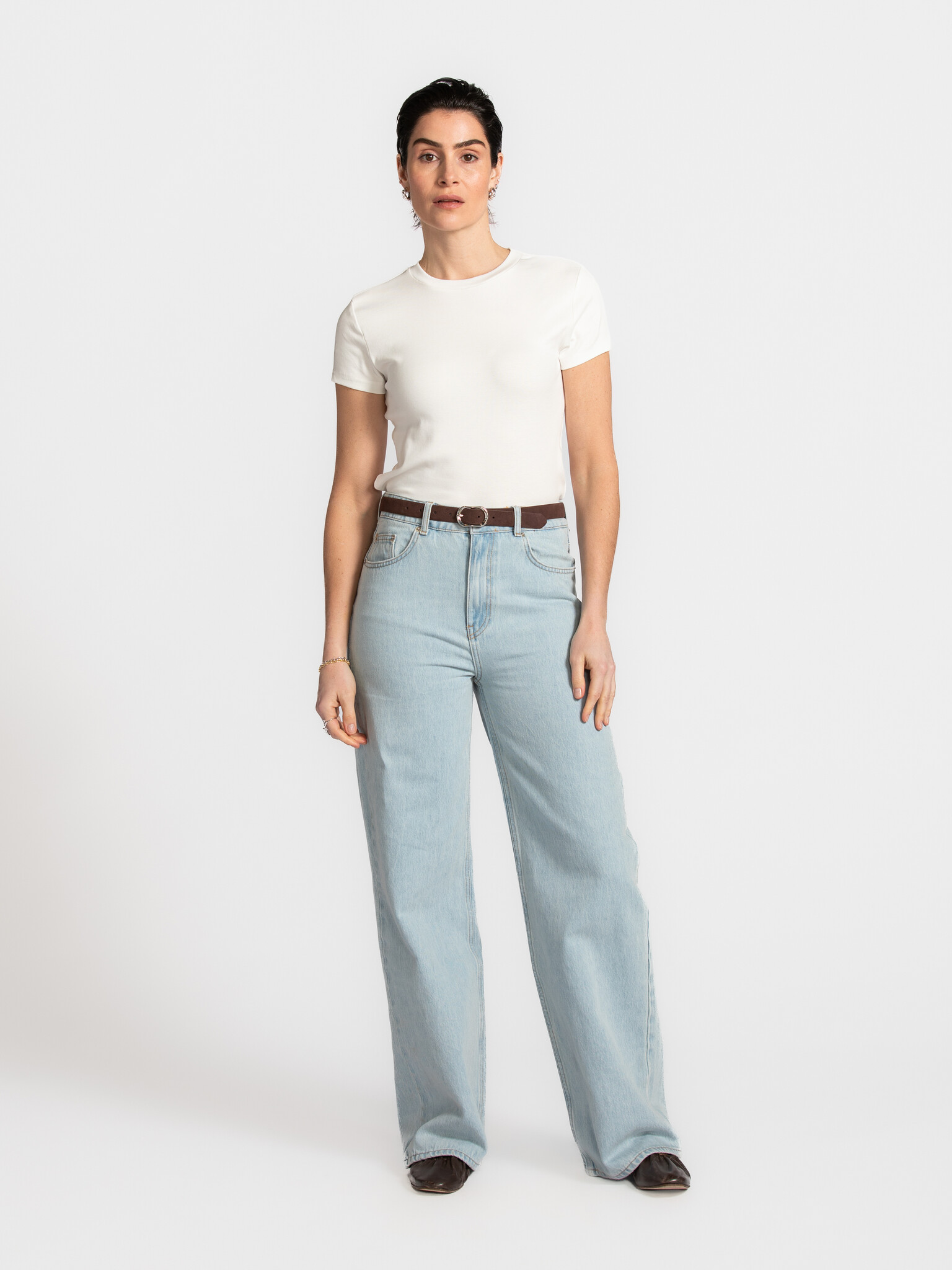 Les Soeurs fitted t-shirt Olive 3. Pure simplicity with a strong fit. This white fitted T-shirt feels soft on the skin an...