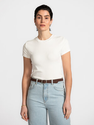 T-shirt Olive. Une simplicité pure avec une coupe affirmée. Ce T-shirt blanc ajusté est doux au toucher et offre immédiat...