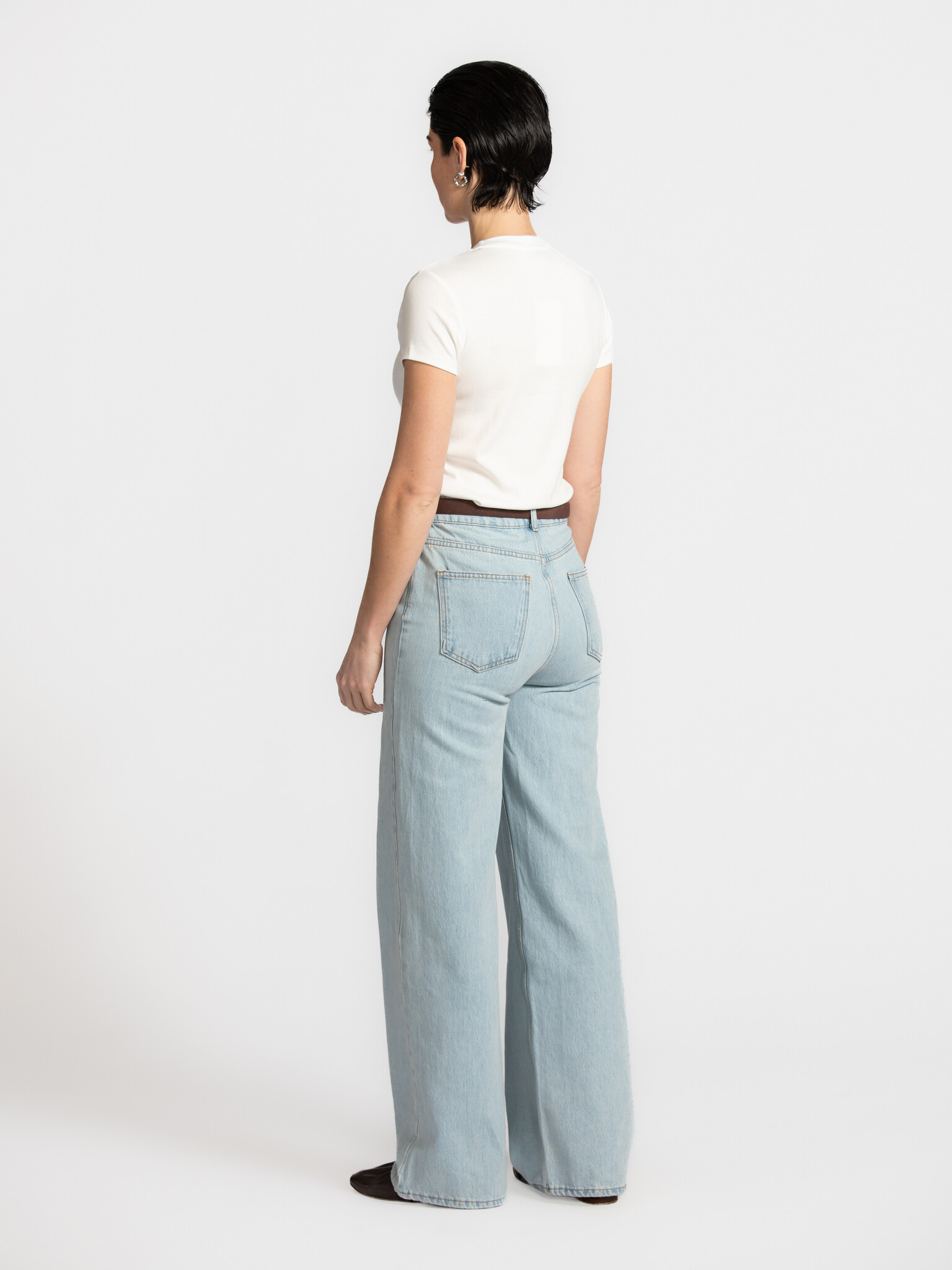 Les Soeurs fitted t-shirt Olive 6. Pure simplicity with a strong fit. This white fitted T-shirt feels soft on the skin an...