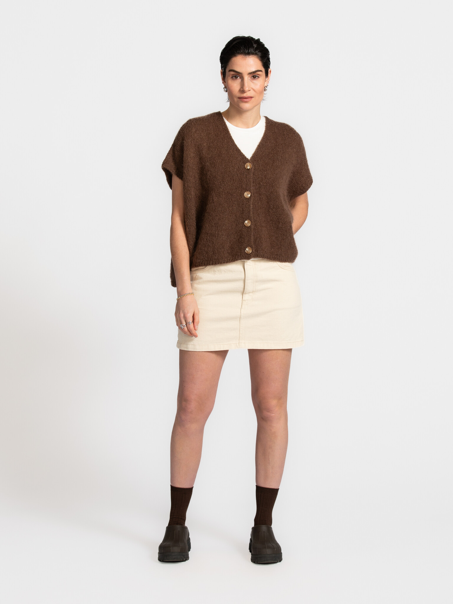 Le Marais Sleeveless knitted vest Live 2. Discover the perfect balance of elegance and comfort. This sleeveless vest, fea...