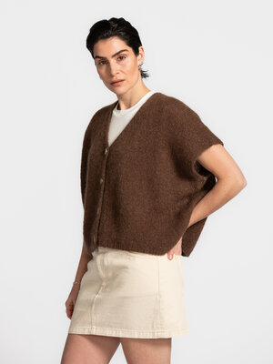 Vest Live. Ontdek de perfecte balans tussen elegantie en comfort. Deze mouwloze vest met opvallende knopen en subtiel asy...