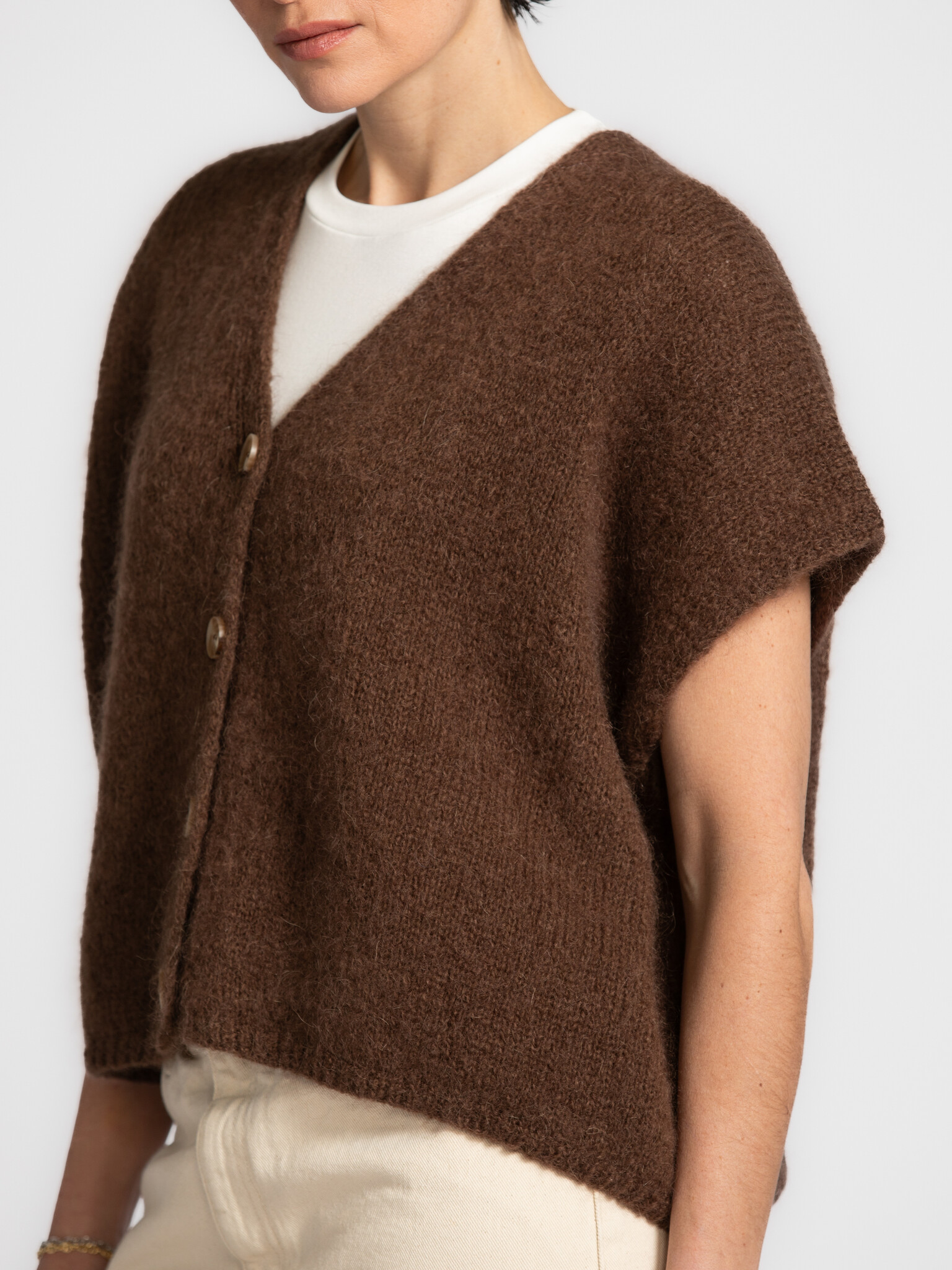 Le Marais Sleeveless knitted vest Live 3. Discover the perfect balance of elegance and comfort. This sleeveless vest, fea...