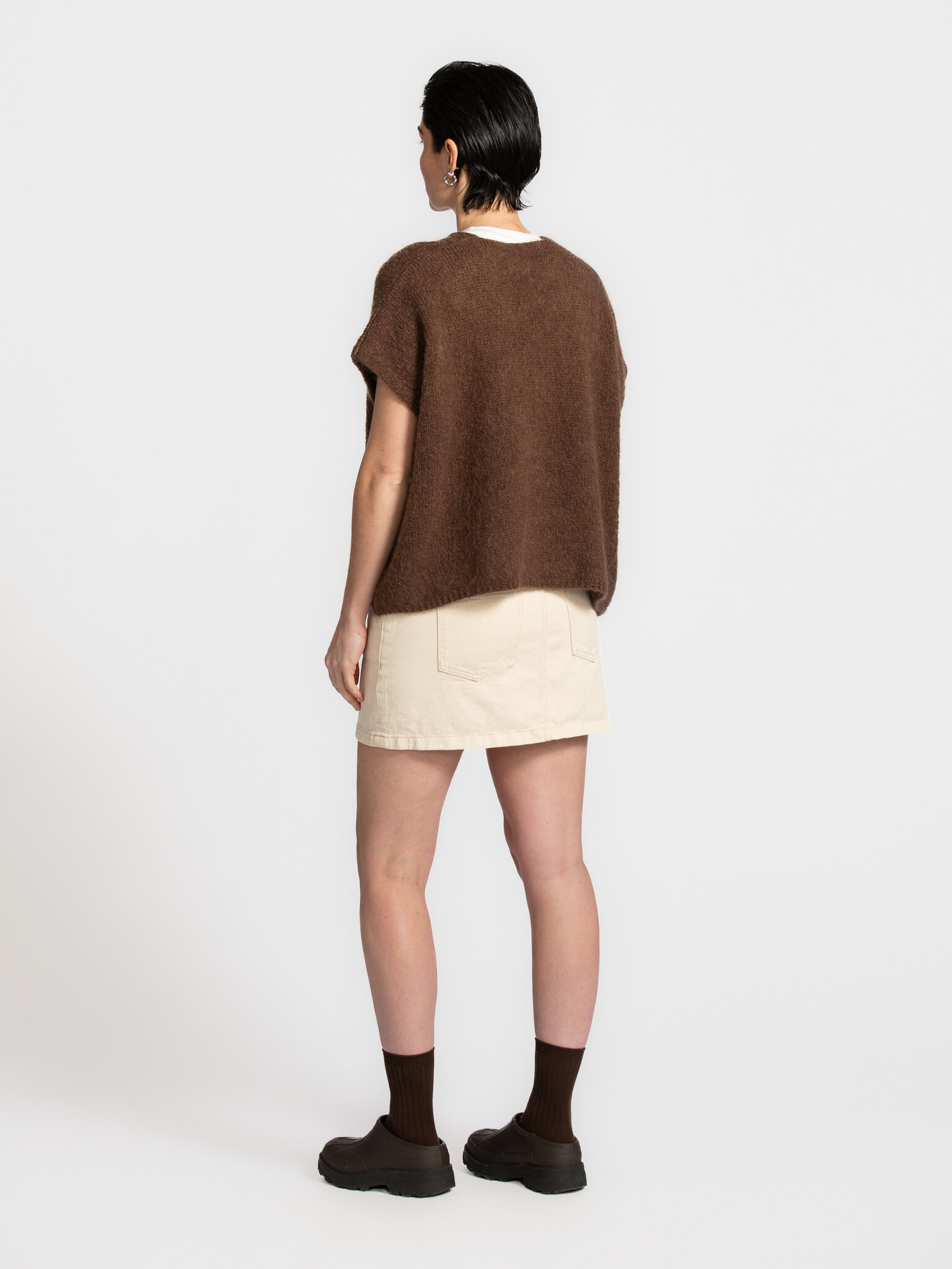 Le Marais Sleeveless knitted vest Live 5. Discover the perfect balance of elegance and comfort. This sleeveless vest, fea...