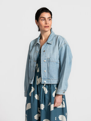 Veste Nicole. Une couche additionnelle qui donne du cachet à votre tenue? C'est ce qu'il vous faut. La coupe ample et rel...